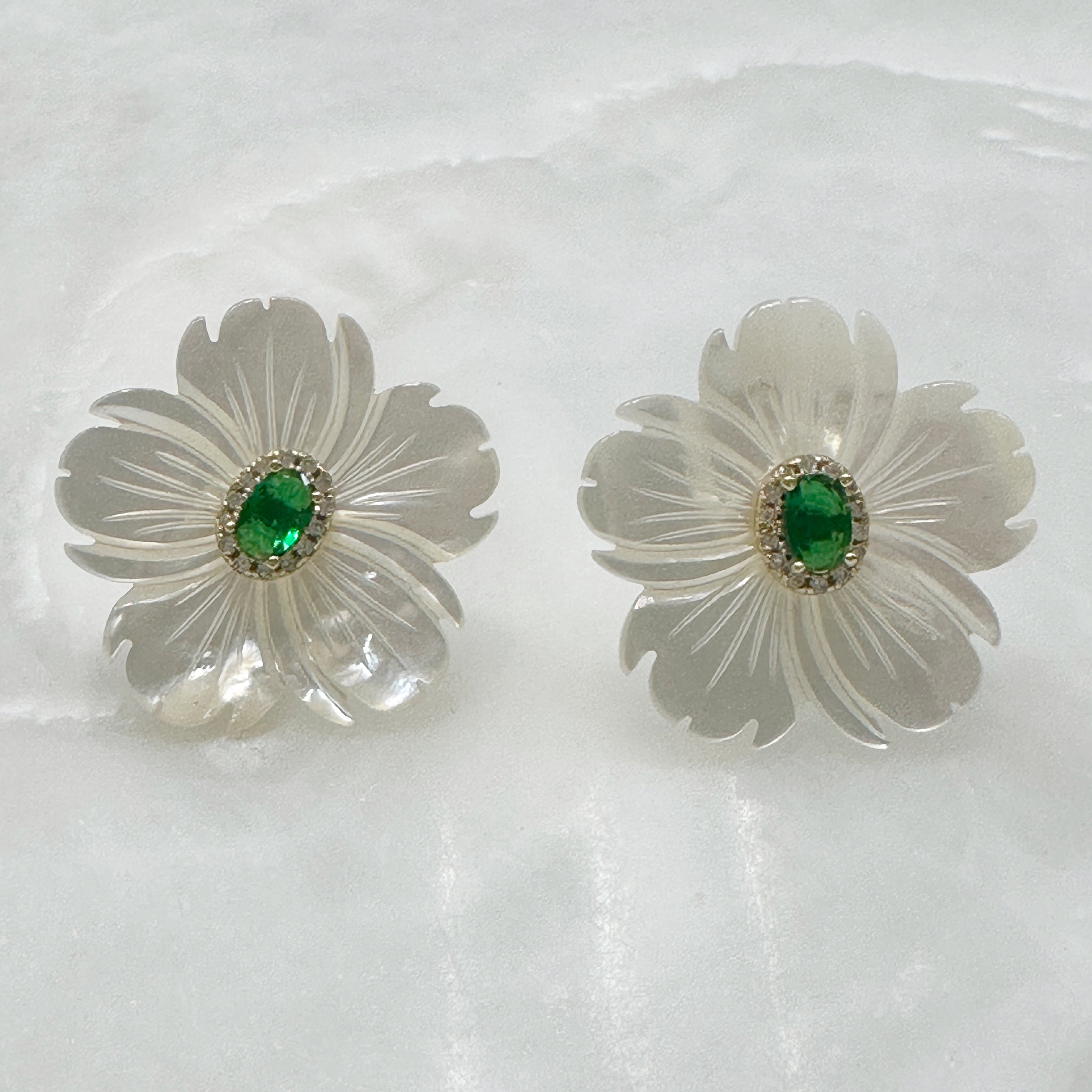 Aretes de Flor de Madre Perla y Plata Dorada 113-AR-L21A50