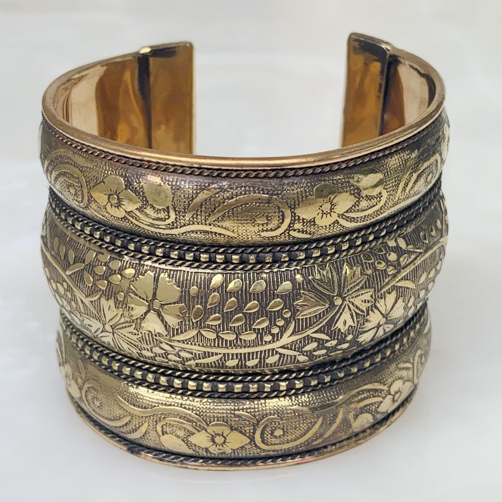 Hermoso Brazalete de Nepal en Brass 06-BNB-L6A00