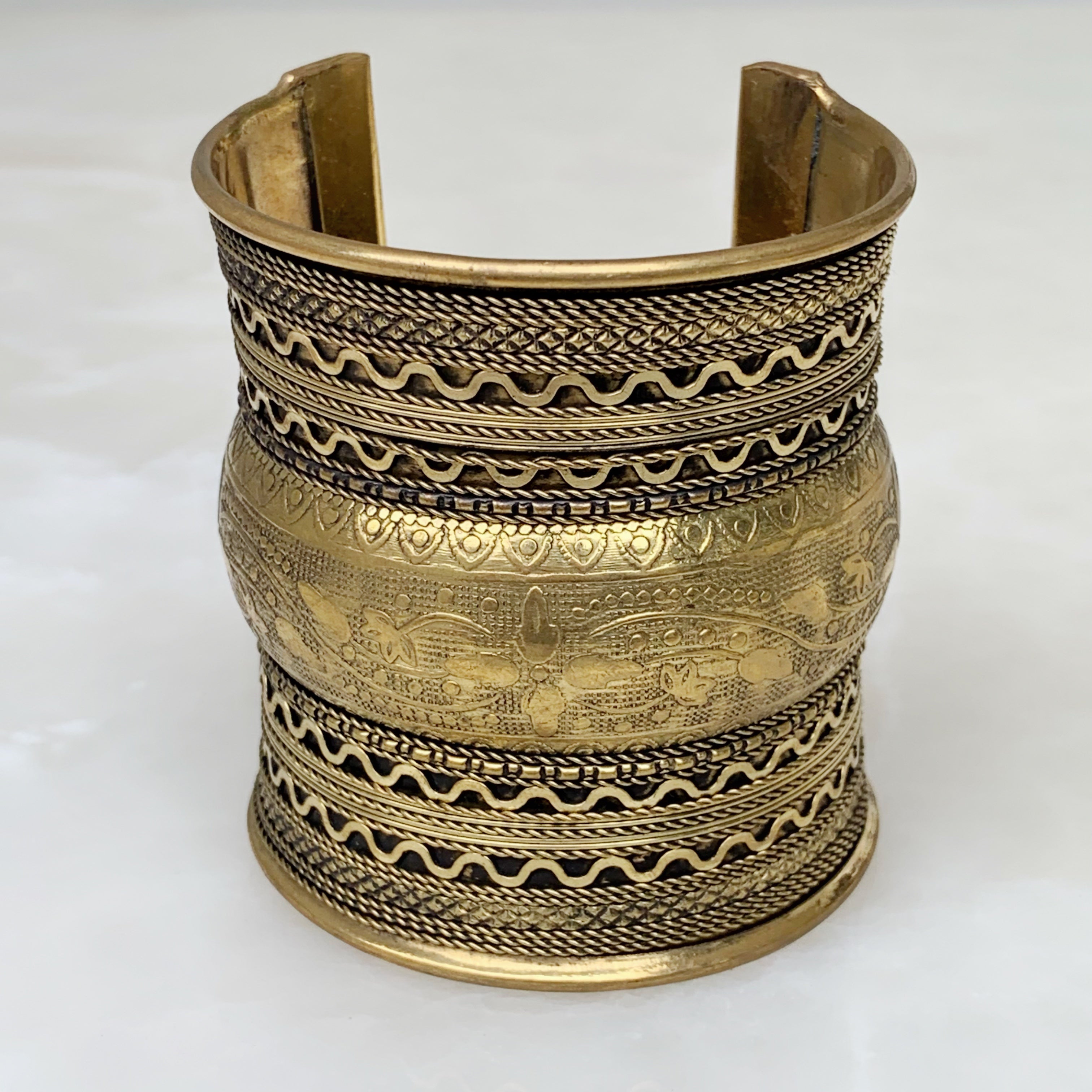 Hermoso Brazalete de Nepal en Brass 08-BNB-L8A00
