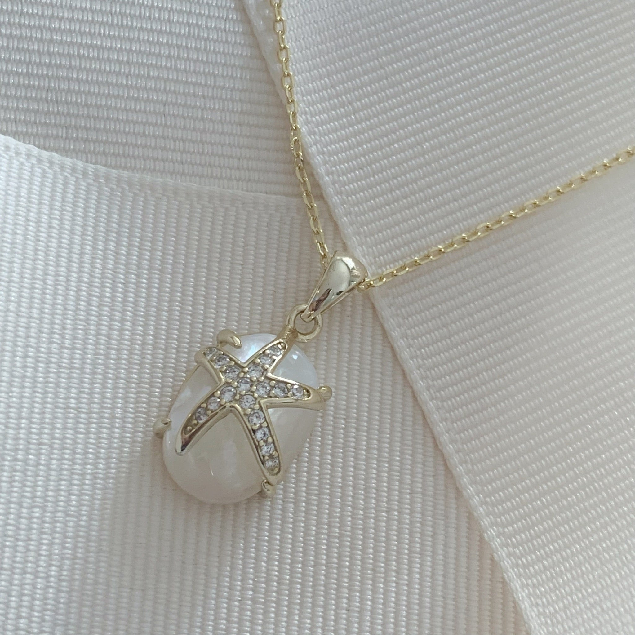 Bonita Cadena con Dije en Madre Perla con Estrella de Mar en Plata Dorada con circonias 35-PCE-L15