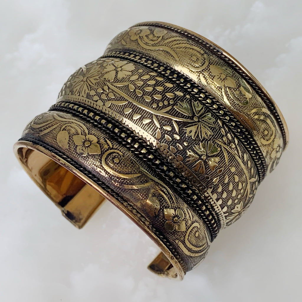 Hermoso Brazalete de Nepal en Brass 06-BNB-L6A00