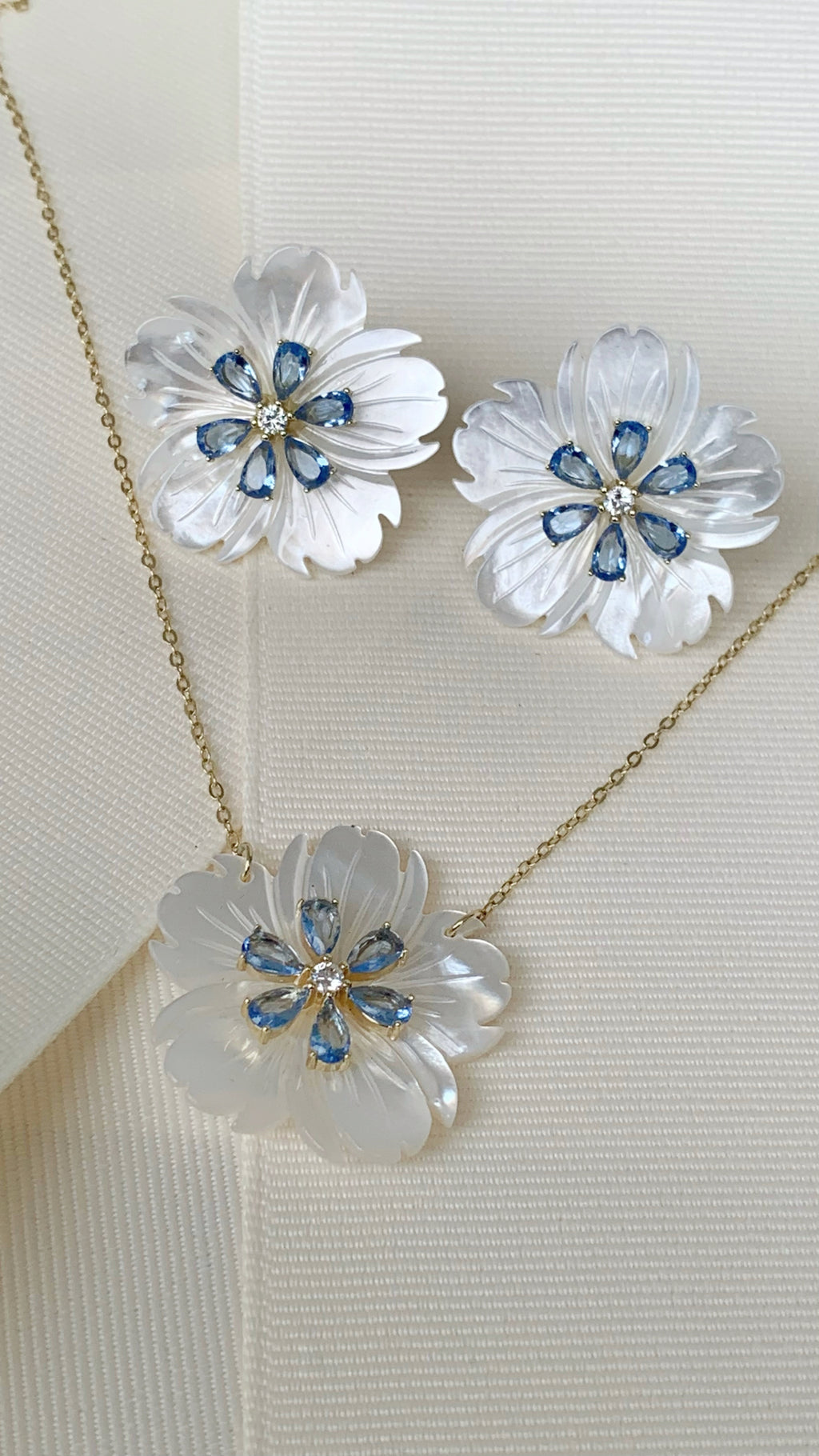 Juego de Cadena con Dije y Aretes en Madre Perla y Plata Dorada 28-CD-AR-L21A00-L26A50
