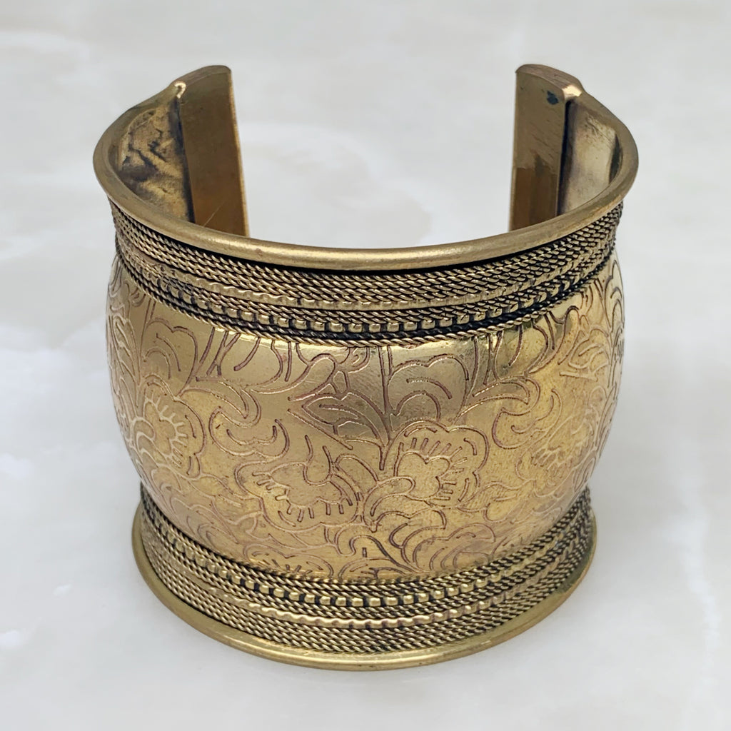 Hermoso Brazalete de Nepal en Brass 07-BNB-L8A00