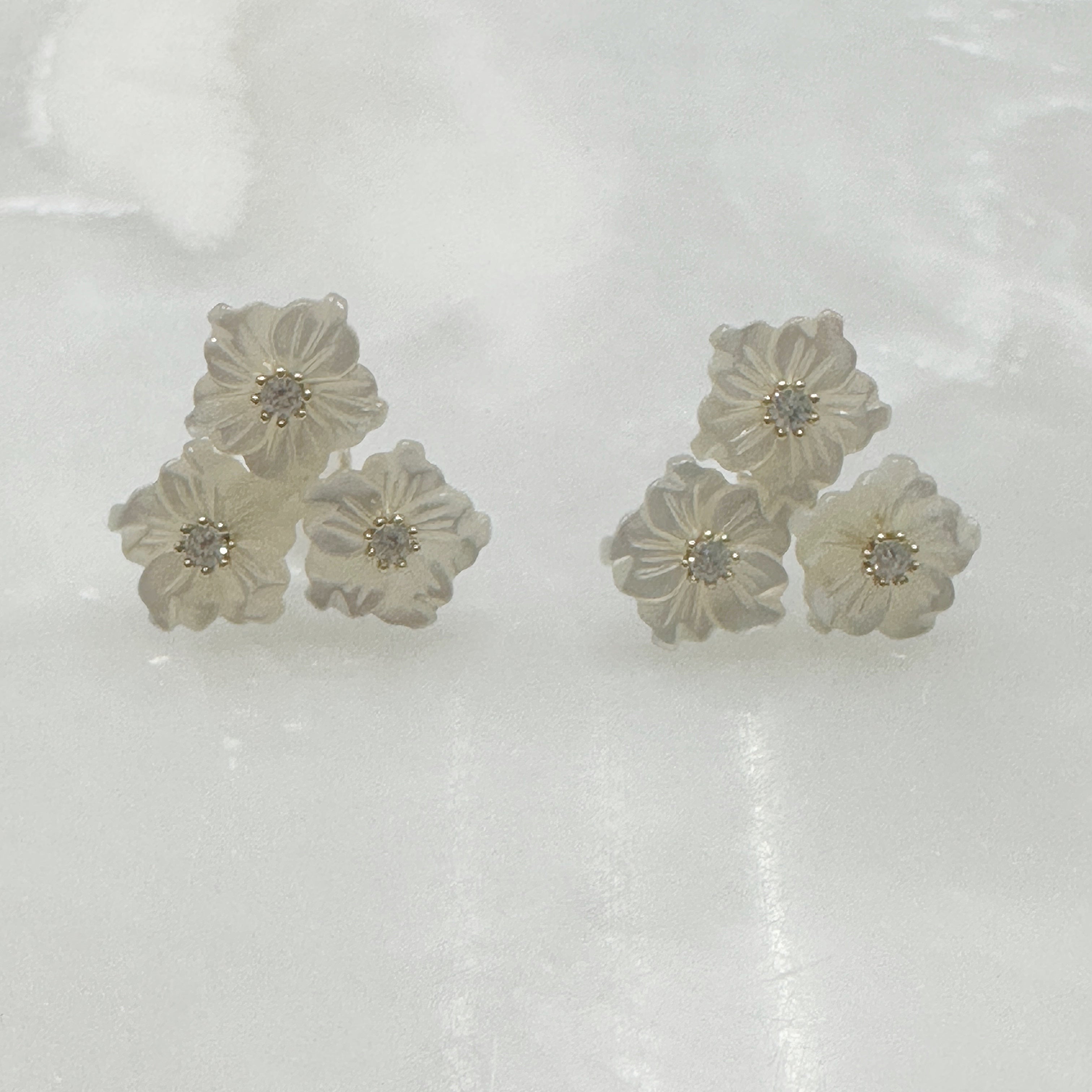 Exclusivo Juego de Cadena con Dijes y Aretes en Plata Dorada 70-CD-AR-L15A50-L18A00
