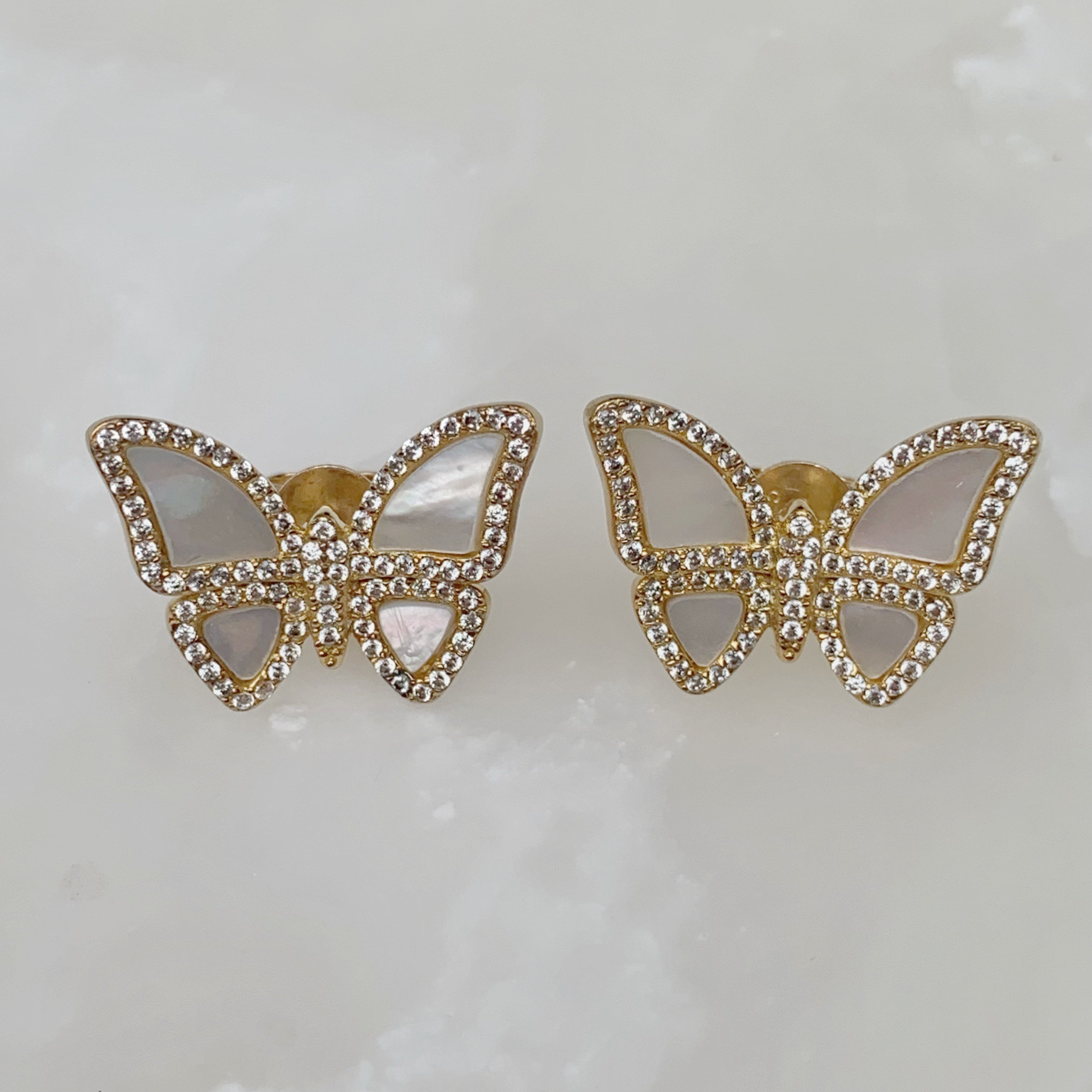 Aretes de Mariposas en Madre Perla y Plata Dorada Modelo 82-AR-L30A75