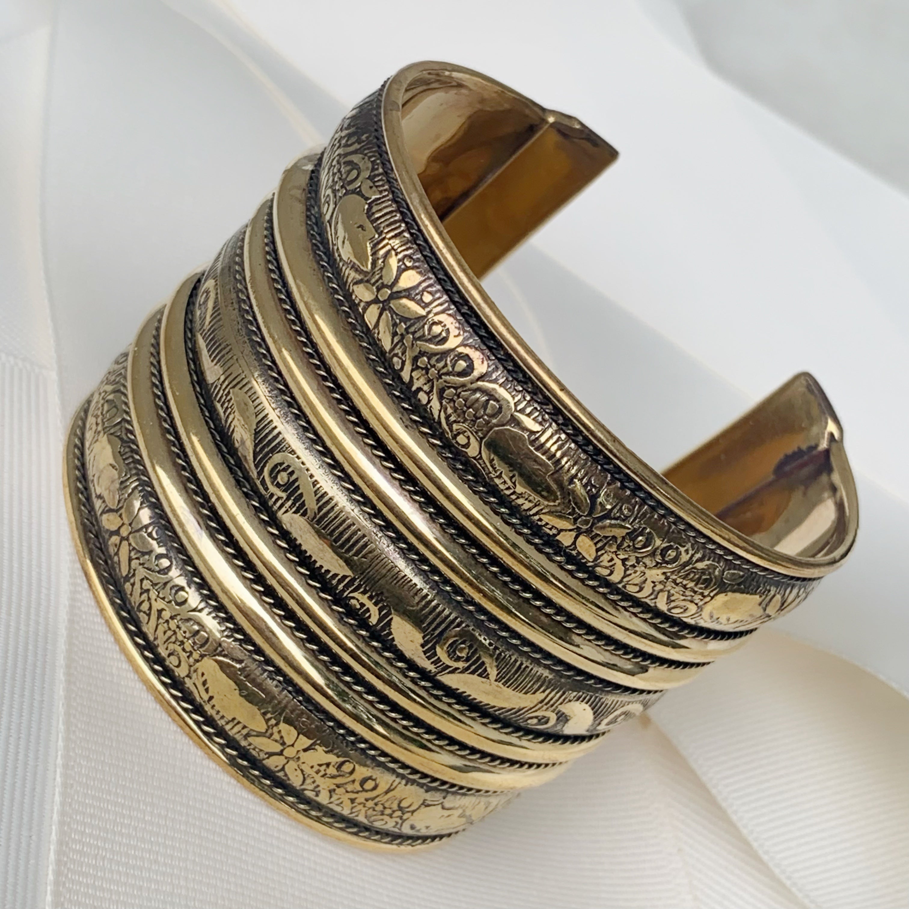 Hermoso Brazalete de Nepal en Brass 05-BNB-L6A00