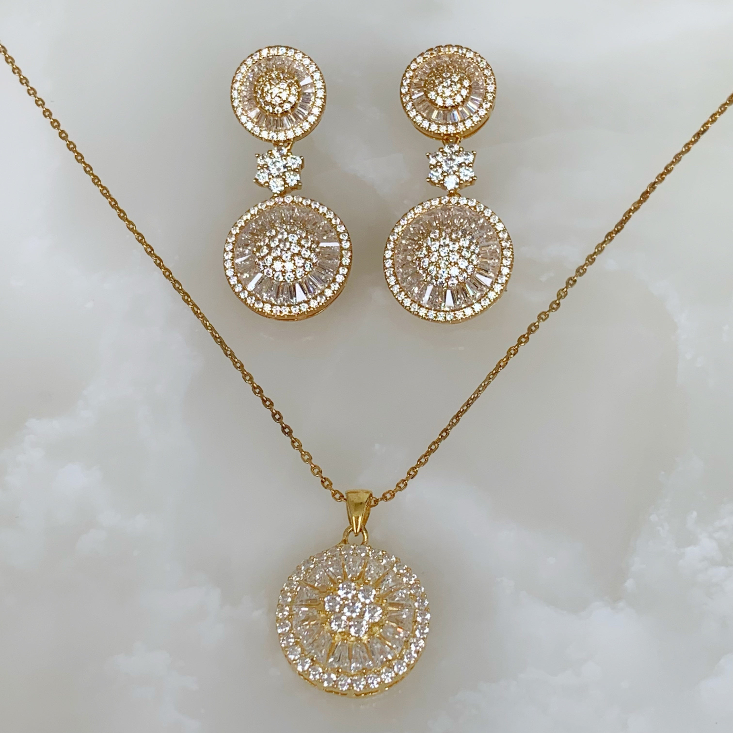 Juego de Cadena con Dije y Aretes en Plata Dorada 57-CD-AR-L32-L47A75