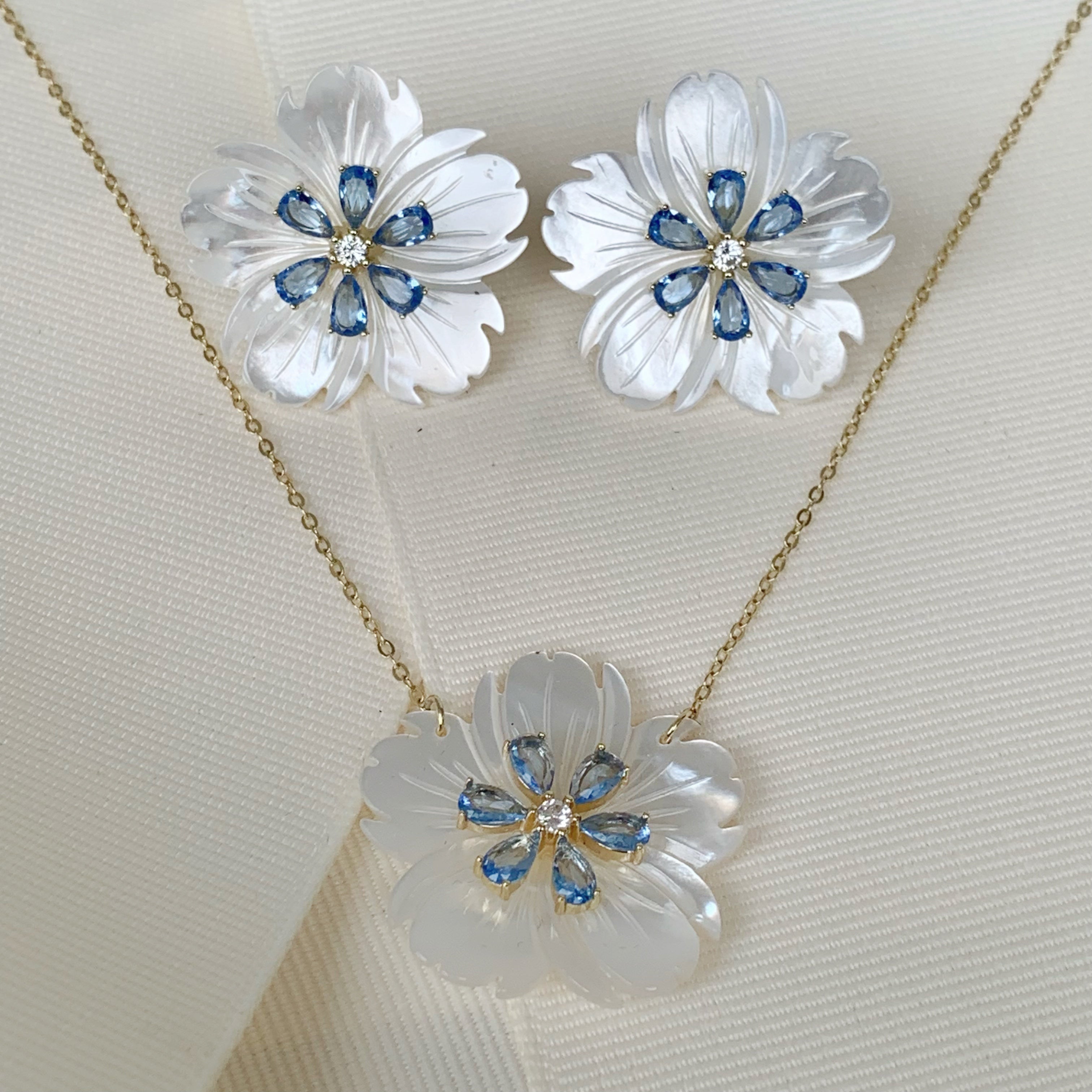 Juego de Cadena con Dije y Aretes en Madre Perla y Plata Dorada 28-CD-AR-L21A00-L26A50