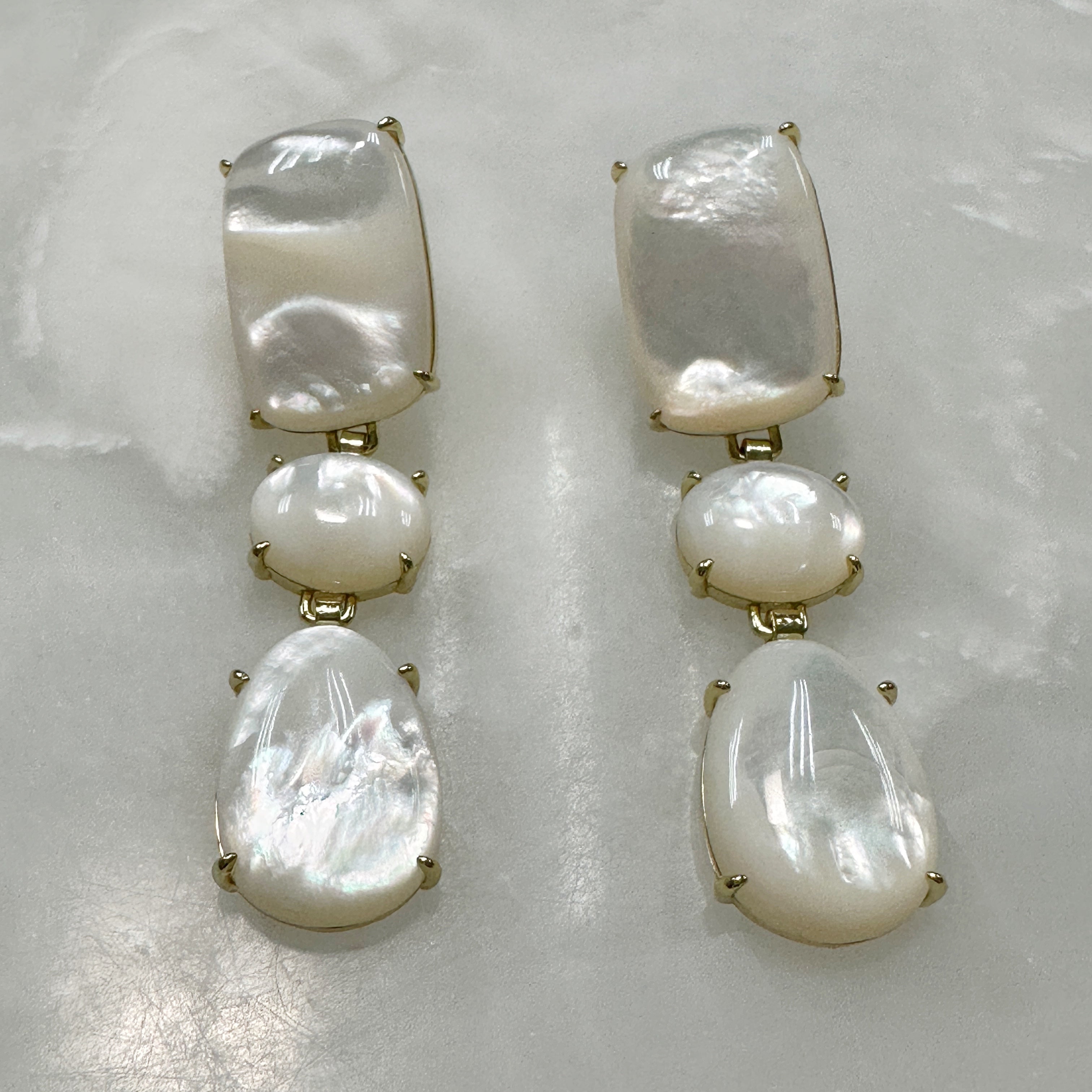 Aretes Colgantes en Madre Perla y Plata Dorada 103-AR-L49A25