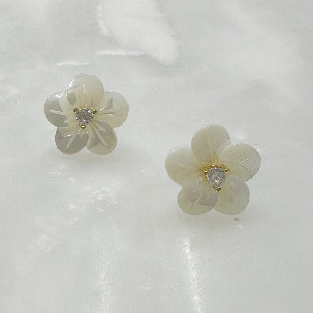 Aretes de Flor en Madre Perla y Plata Dorada 108-AR-L12A00