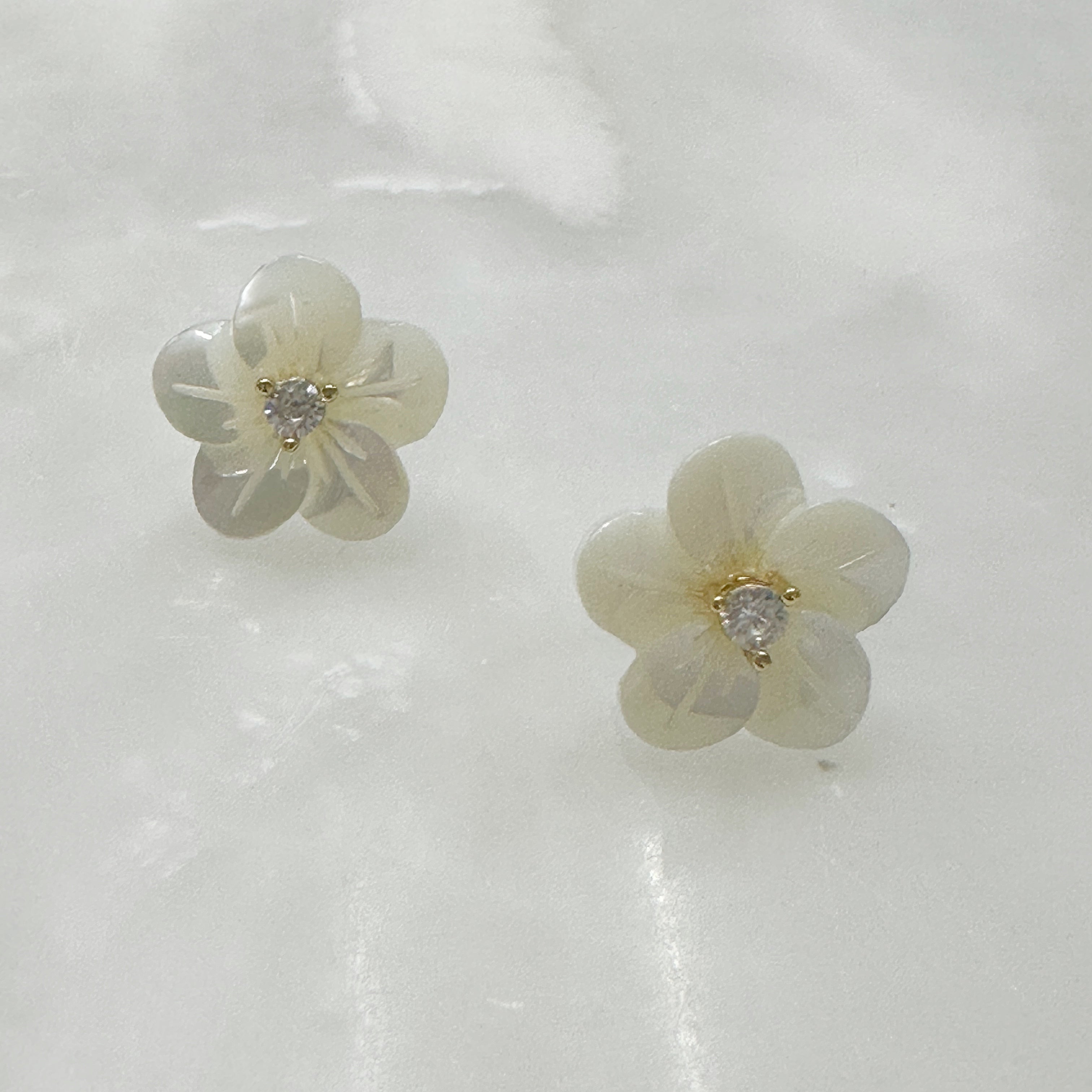 Aretes de Flor en Madre Perla y Plata Dorada 108-AR-L12A00