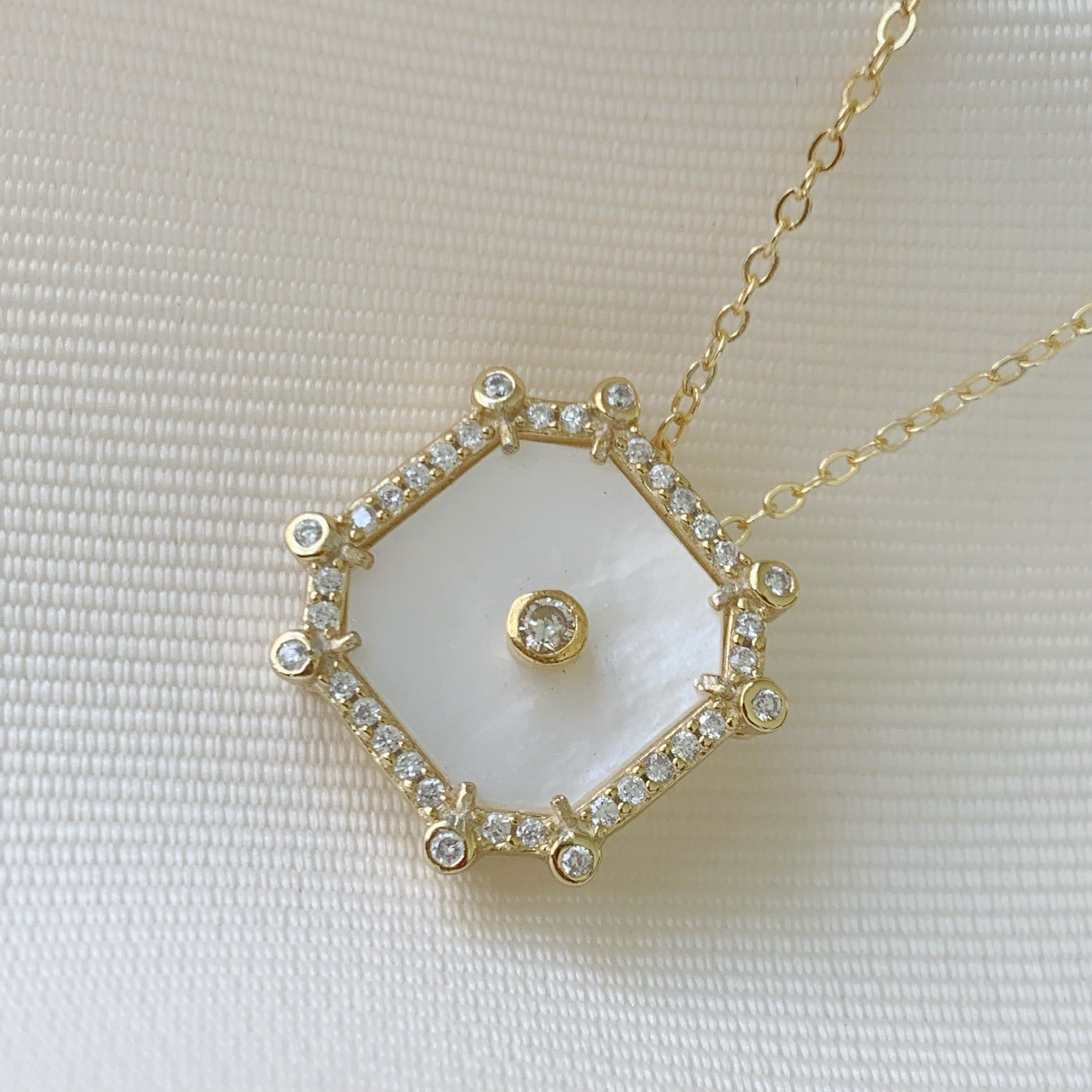 Cadena con Dije Octágono y Aretes en Madre Perla y Plata Dorada  22-CD-AR-L15A25-L17A50