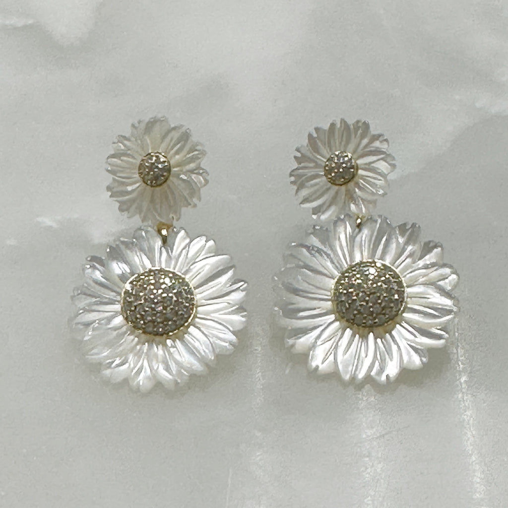 Aretes de Flores en Madre Perla y Plata Dorada 105-AR-L26A00