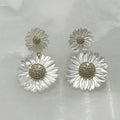 Aretes de Flores en Madre Perla y Plata Dorada 105-AR-L26A00