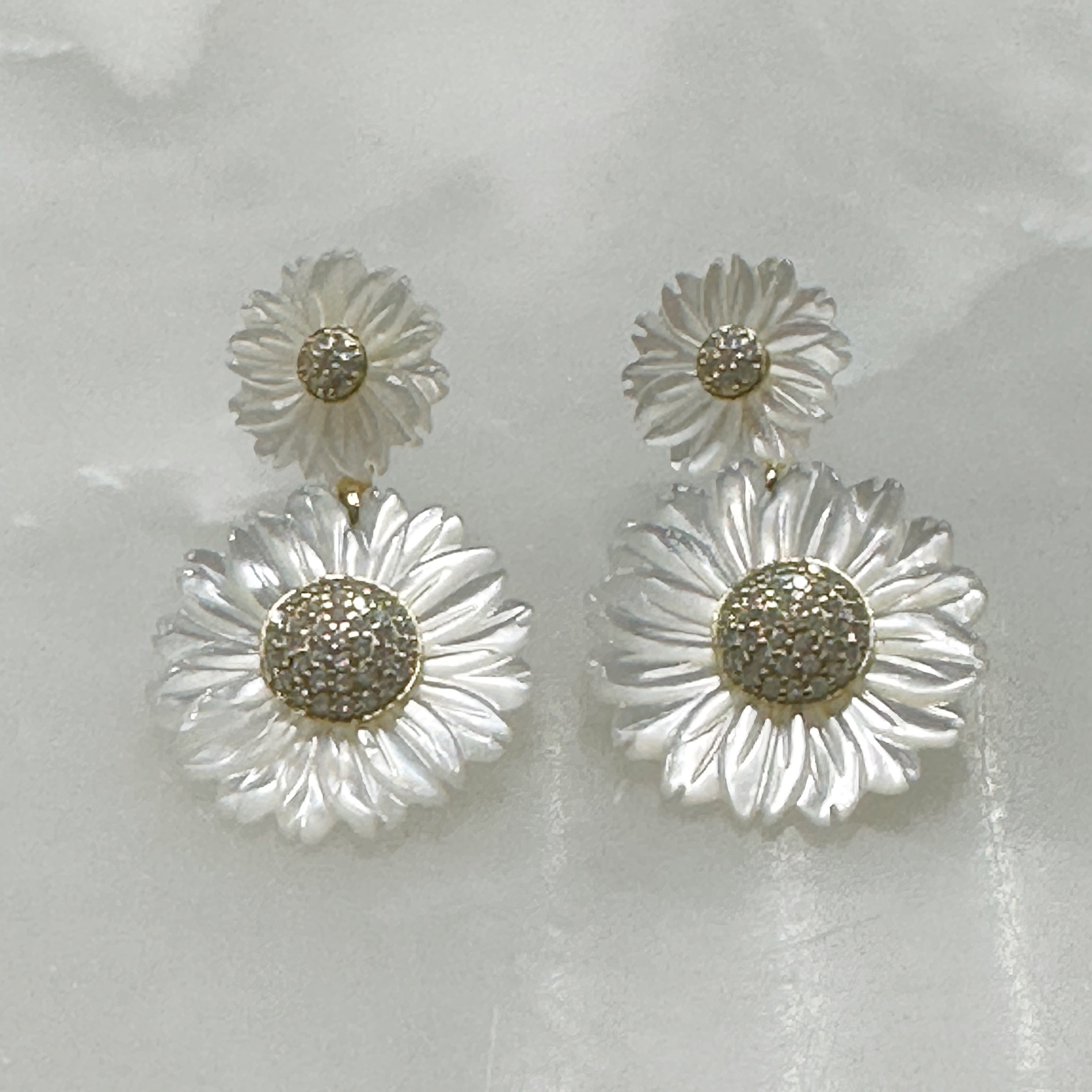 Aretes de Flores en Madre Perla y Plata Dorada 105-AR-L26A00