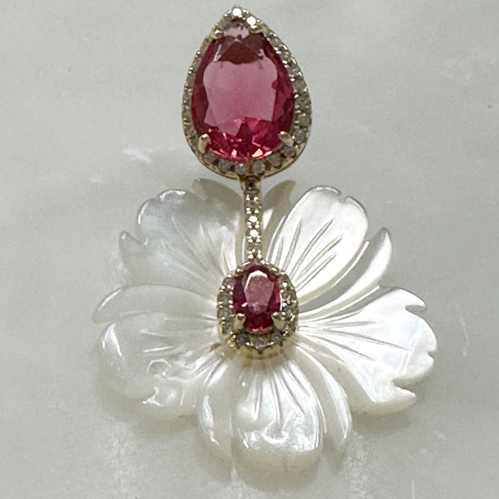 Aretes Colgantes de Flores en Madre Perla y Plata Dorada 111-AR-L40A00