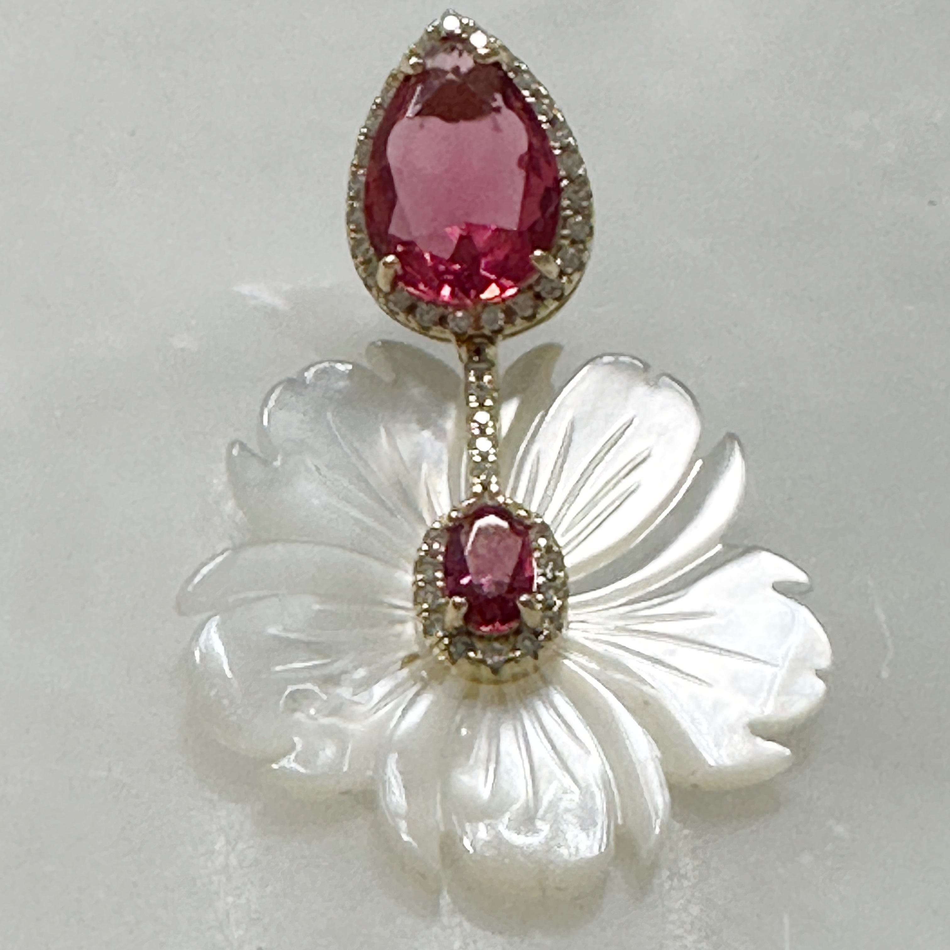 Aretes Colgantes de Flores en Madre Perla y Plata Dorada 111-AR-L40A00