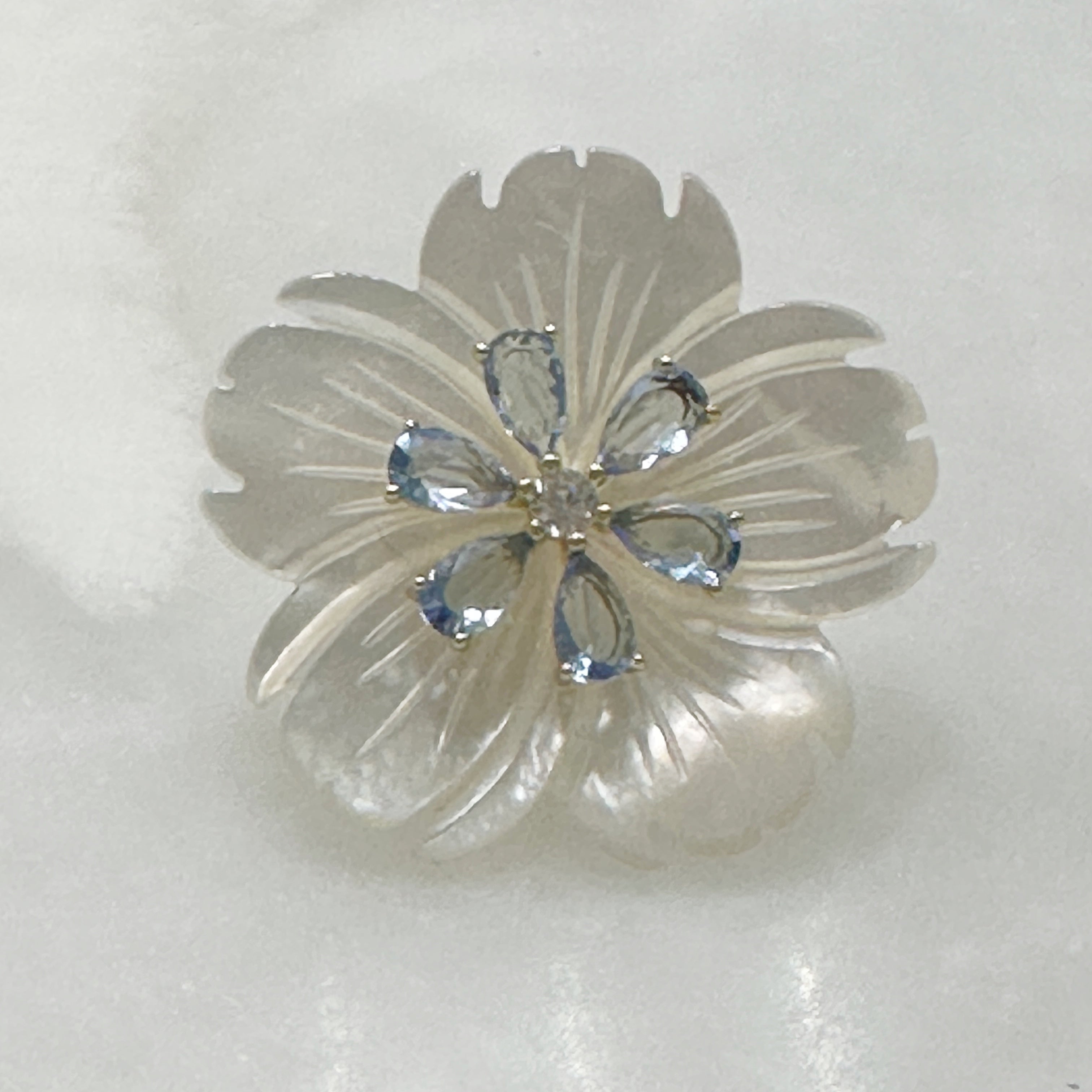 Aretes de Flor de Madre Perla y Plata Dorada 114-AR-L26A50