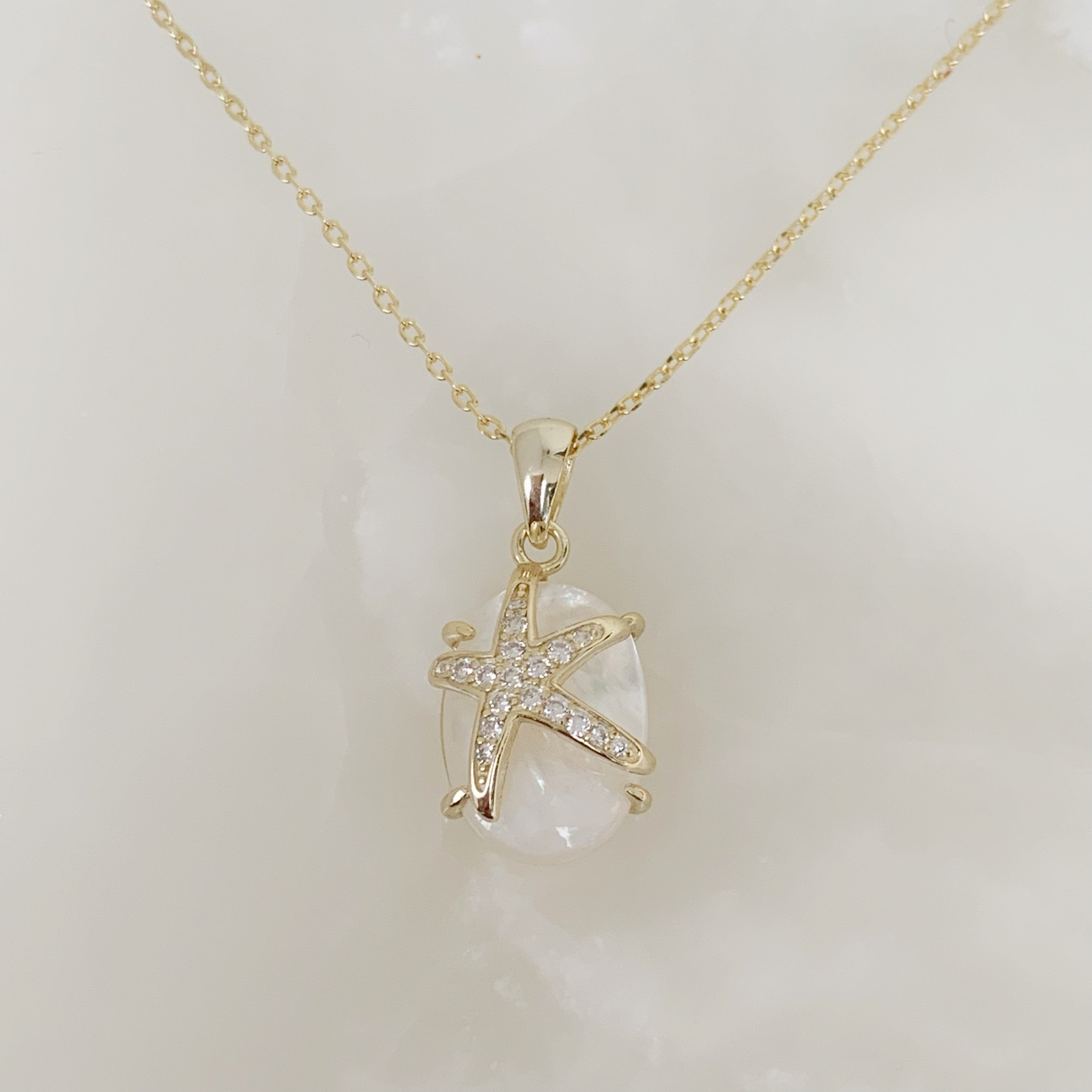 Cadena con Dije Estrella de Mar con Madre Perla y Plata Dorada 44-PCE-L15A00