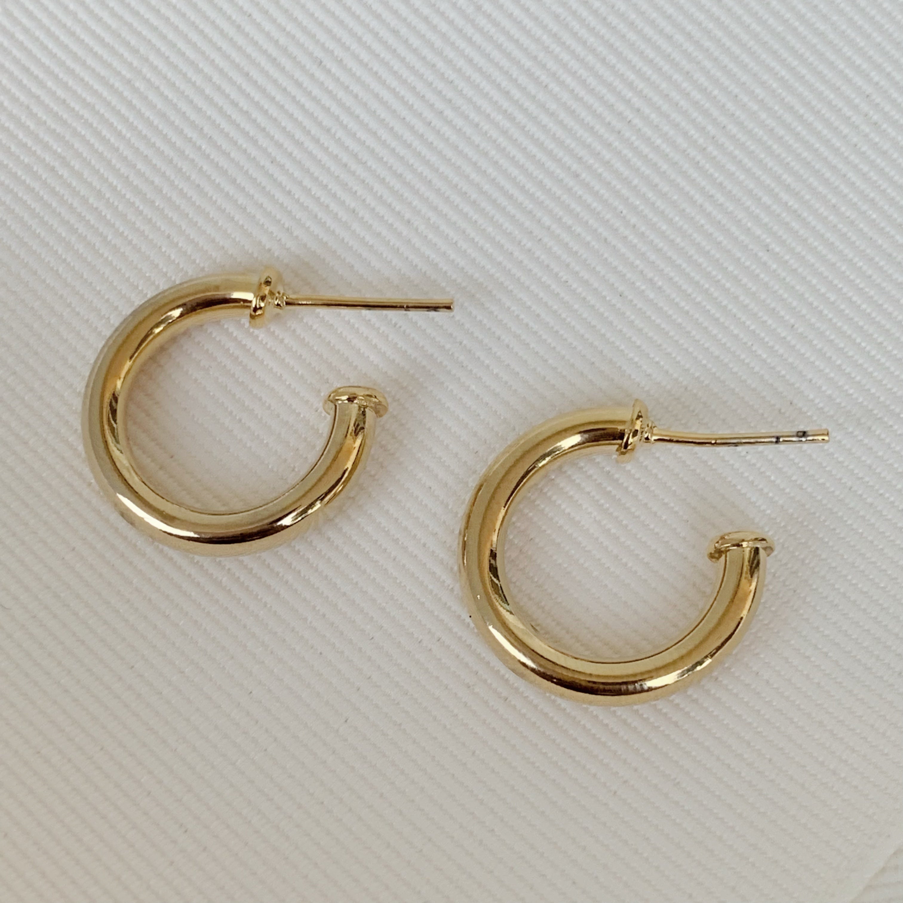 Brilla con Estilo Hoops Earrings en Oro Laminado 08-ARL-85