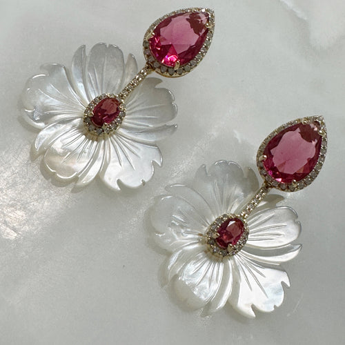 Aretes Colgantes de Flores en Madre Perla y Plata Dorada 111-AR-L40A00