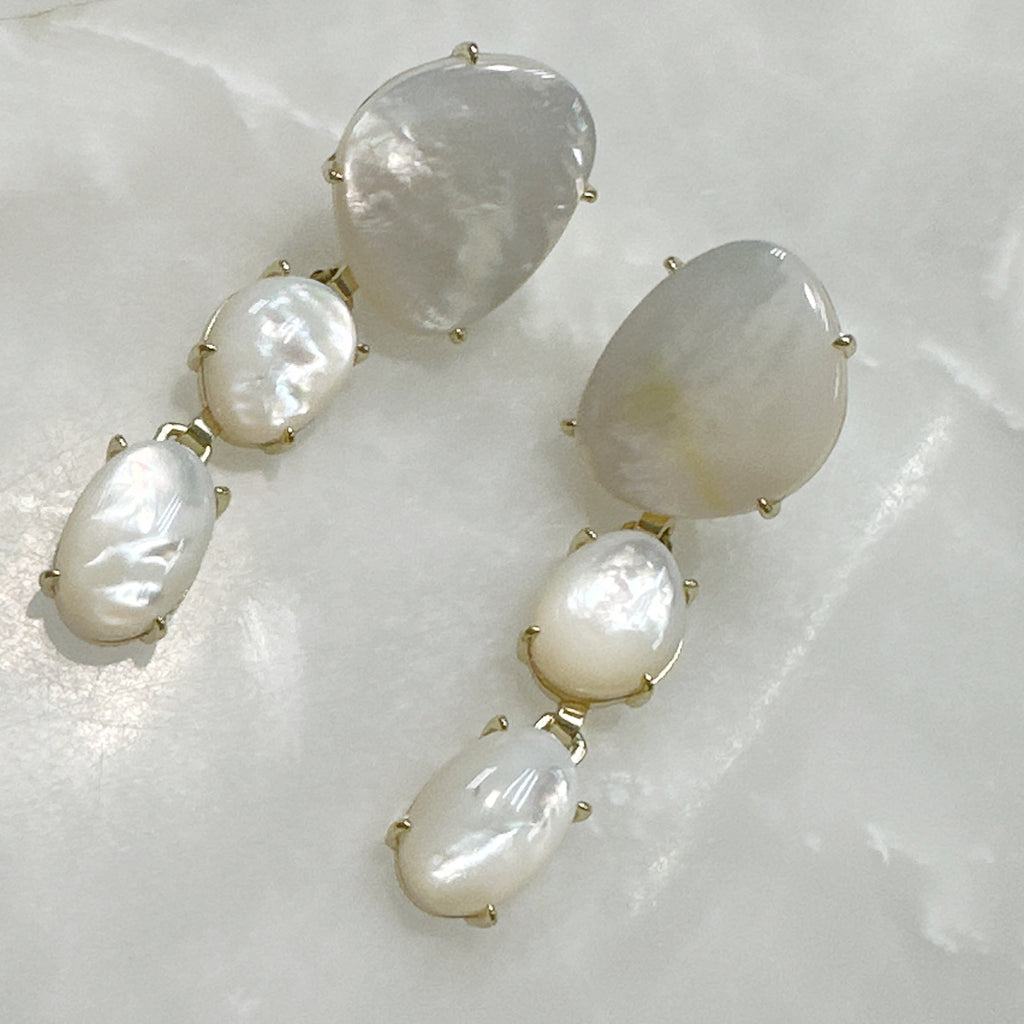 Aretes Colgantes de Madre Perla y Plata Dorada 119-AR-L45A00