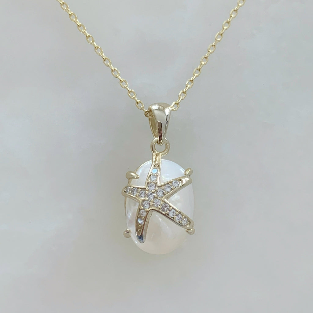 Bonita Cadena con Dije en Madre Perla con Estrella de Mar en Plata Dorada con circonias 35-PCE-L15