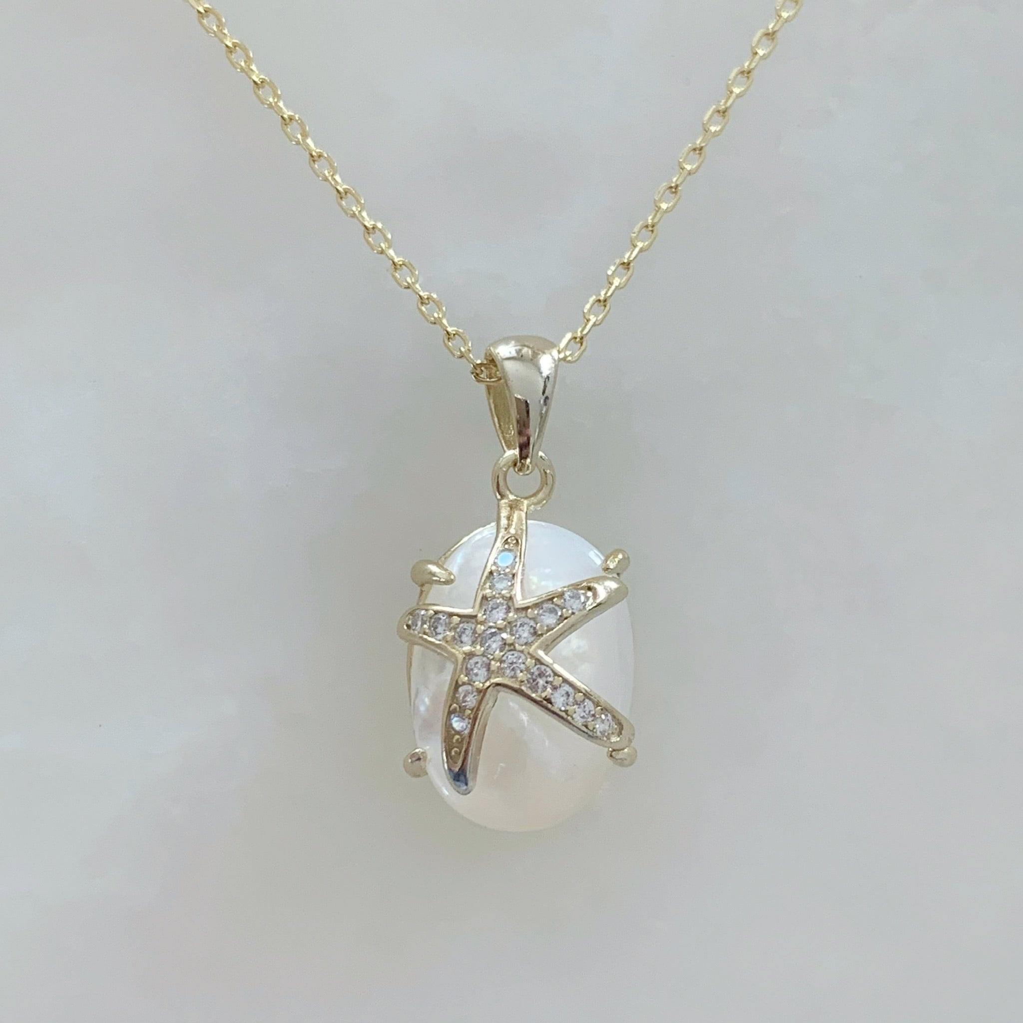 Bonita Cadena con Dije en Madre Perla con Estrella de Mar en Plata Dorada con circonias 35-PCE-L15