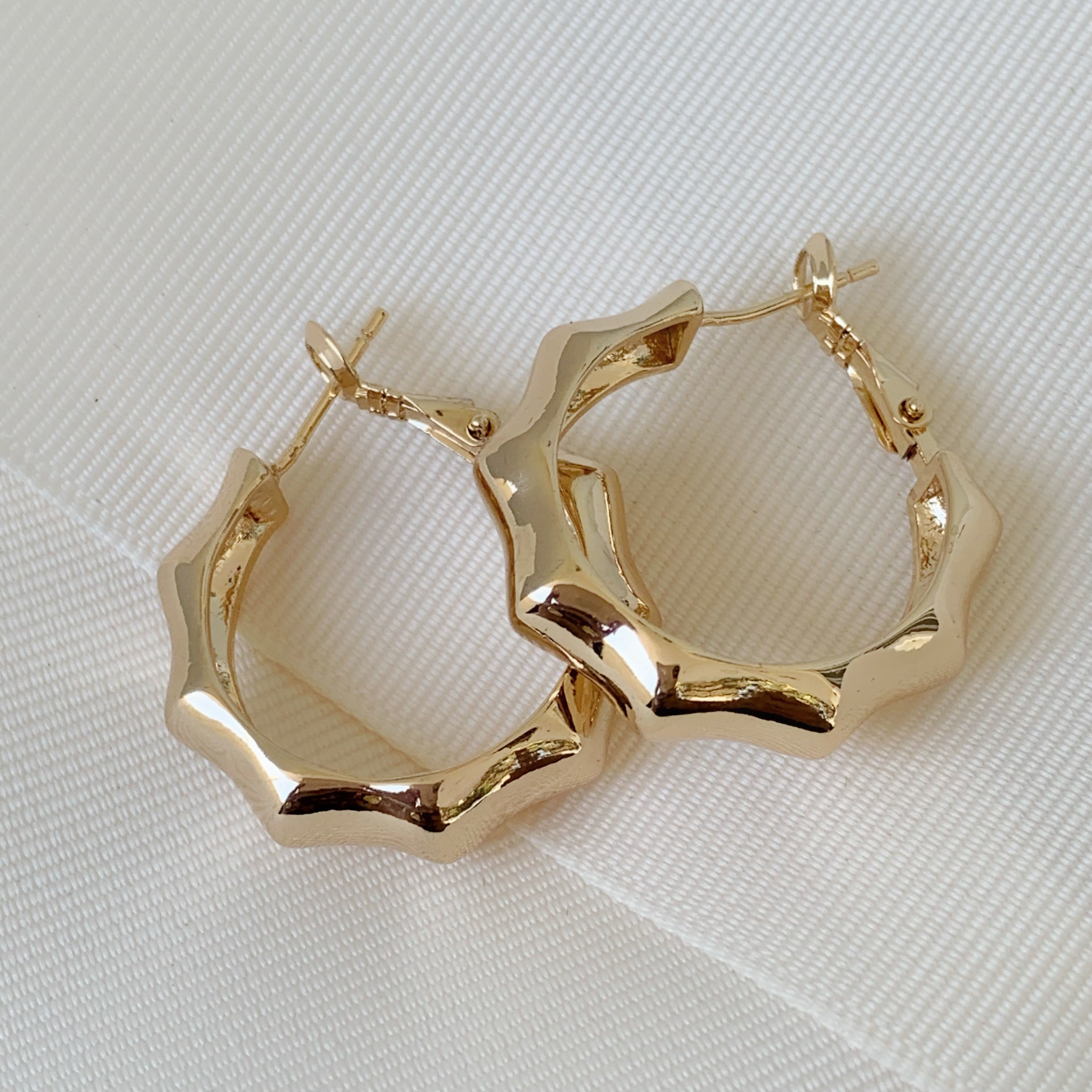 Brilla con Estilo Hoops Earrings en Oro Laminado 05-ARL-135