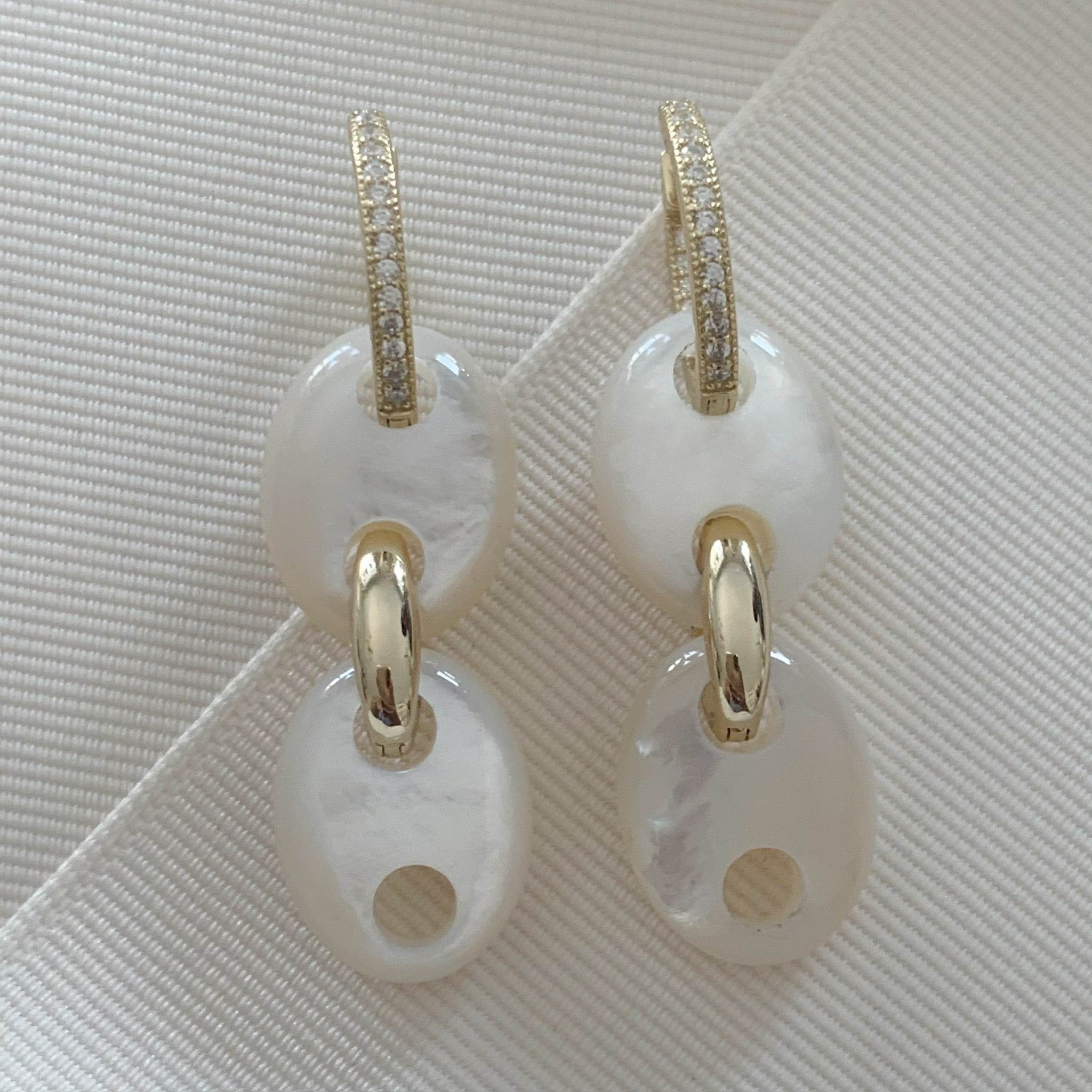 Elegantes Aretes Colgantes en Madre Perla y Plata Dorada con Circonias Modelo 64-AR-L37A25