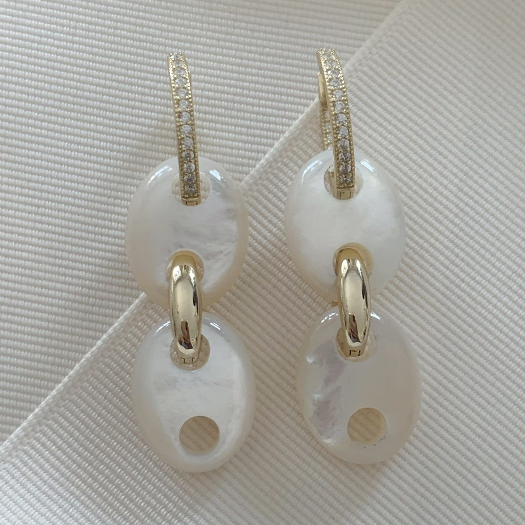 Elegantes Aretes Colgantes en Madre Perla y Plata Dorada con Circonias Modelo 64-AR-L37A25