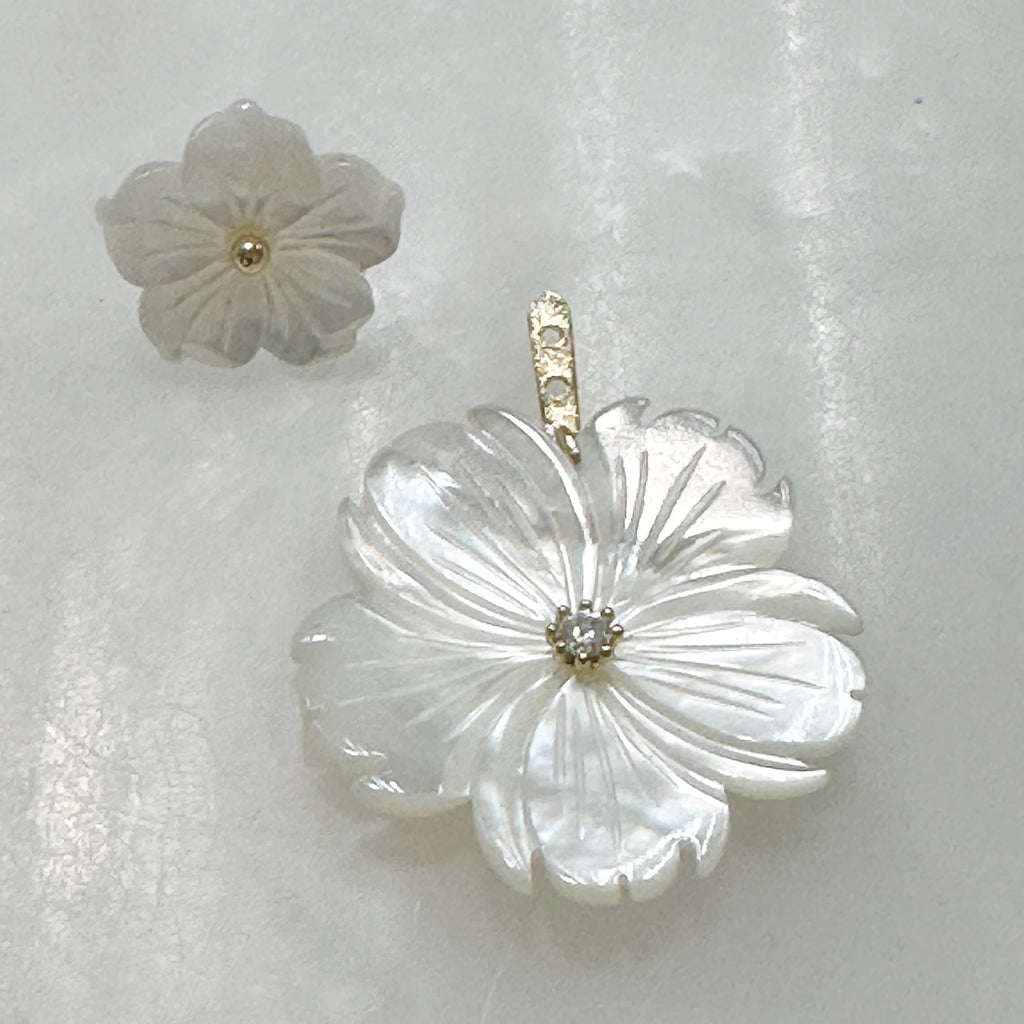 Aretes Colgantes de Flores en Madre Perla y Plata Dorada 106-AR-L30A00
