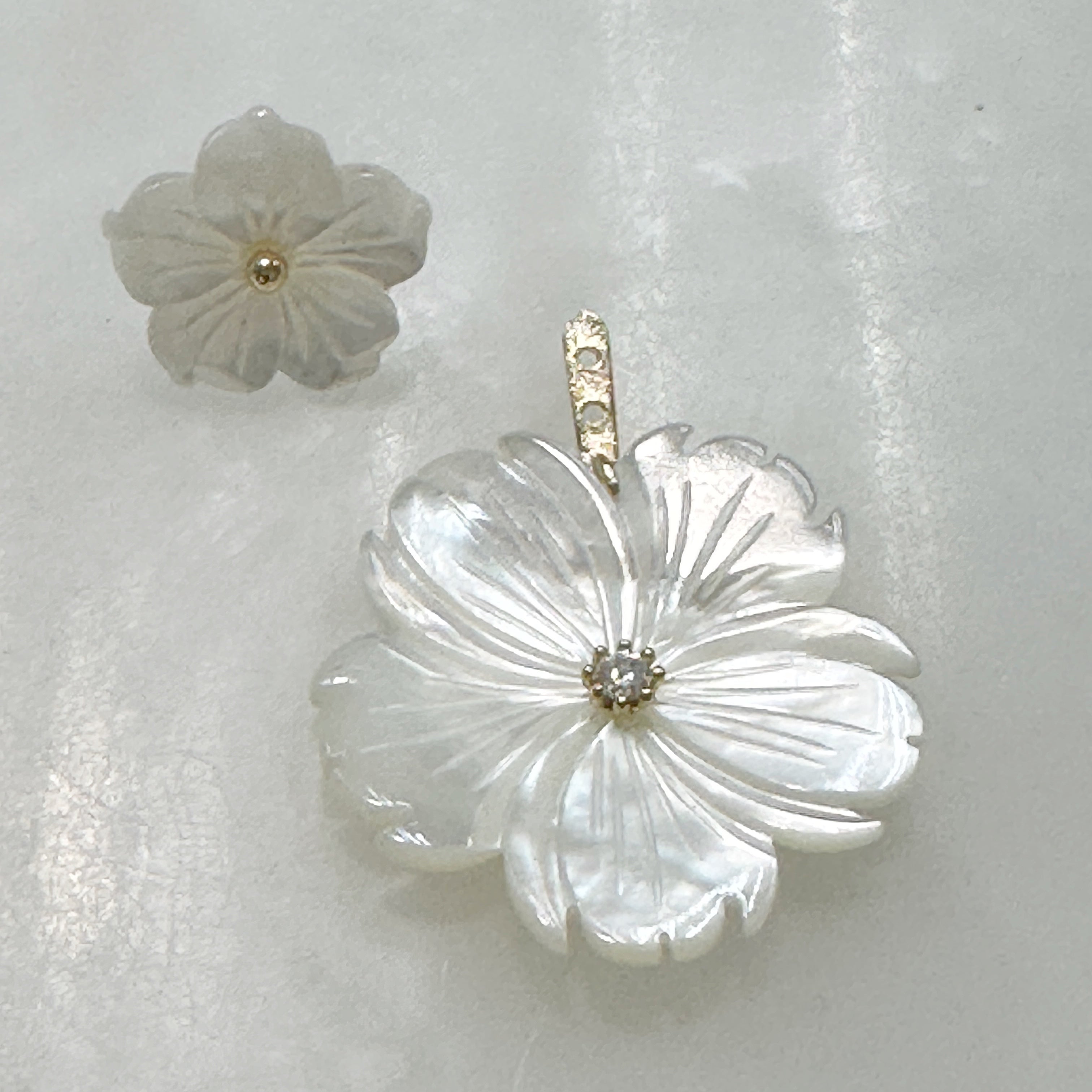Aretes Colgantes de Flores en Madre Perla y Plata Dorada 106-AR-L30A00