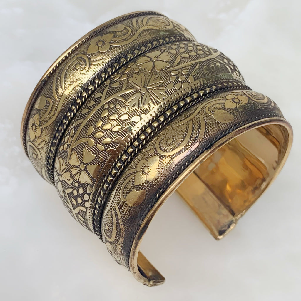 Hermoso Brazalete de Nepal en Brass 06-BNB-L6A00