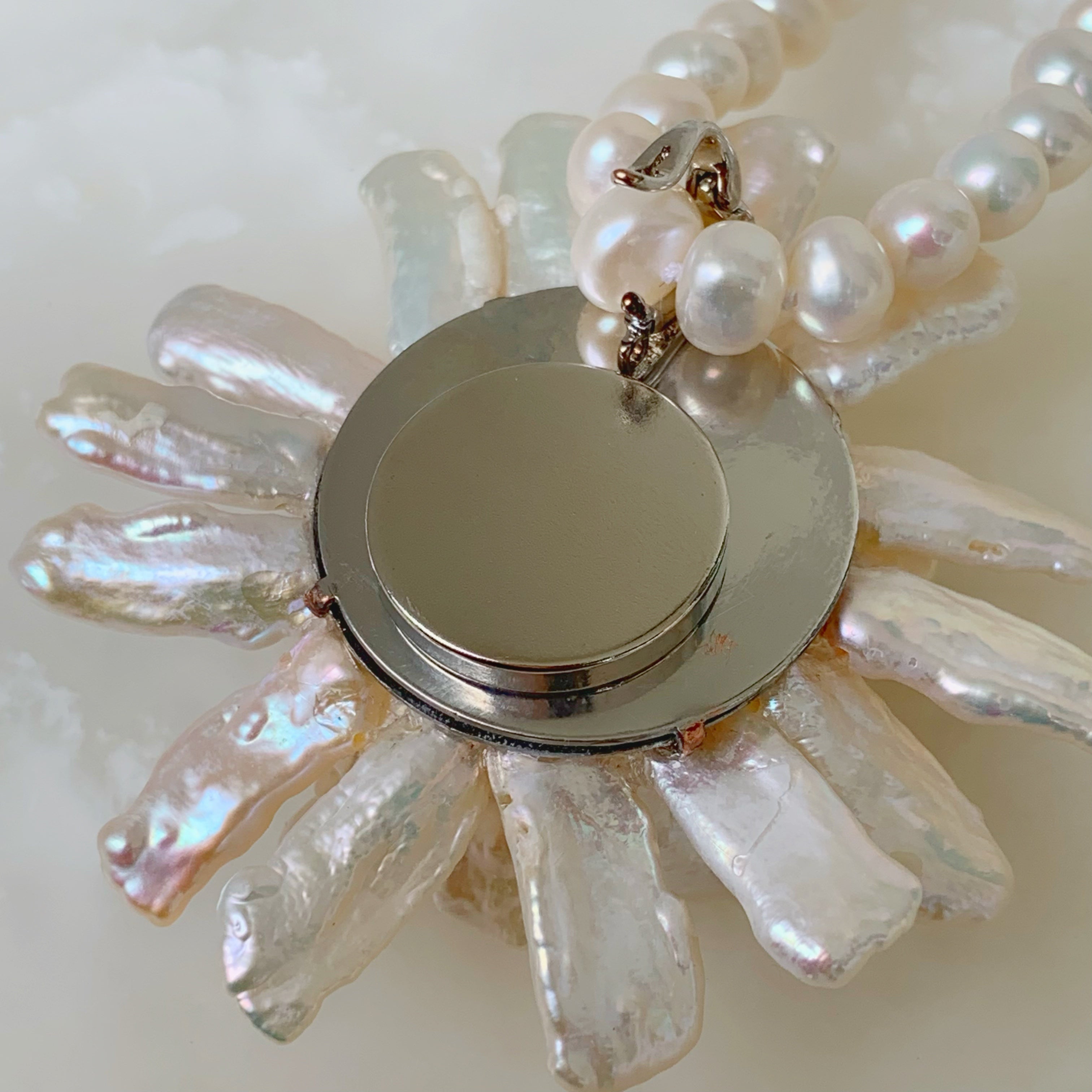 Exclusivo Juego de Collar con Dije-Prendedor y Aretes en Perla Keshi y Sterling Silver 54-CLL-L160A00