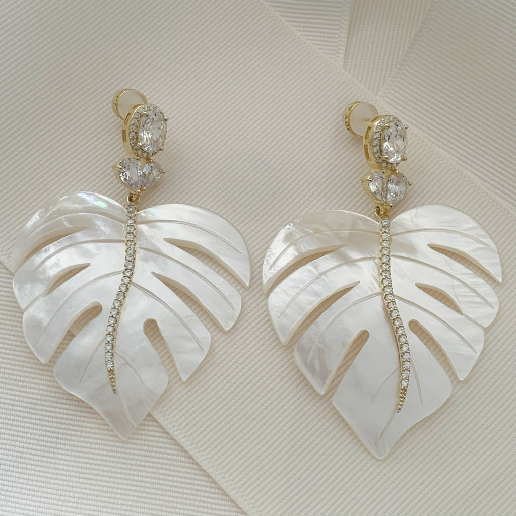 Hermosos Aretes en Madre Perla y Plata Dorada Diseño de Hoja Modelo 55-AR-L40A25