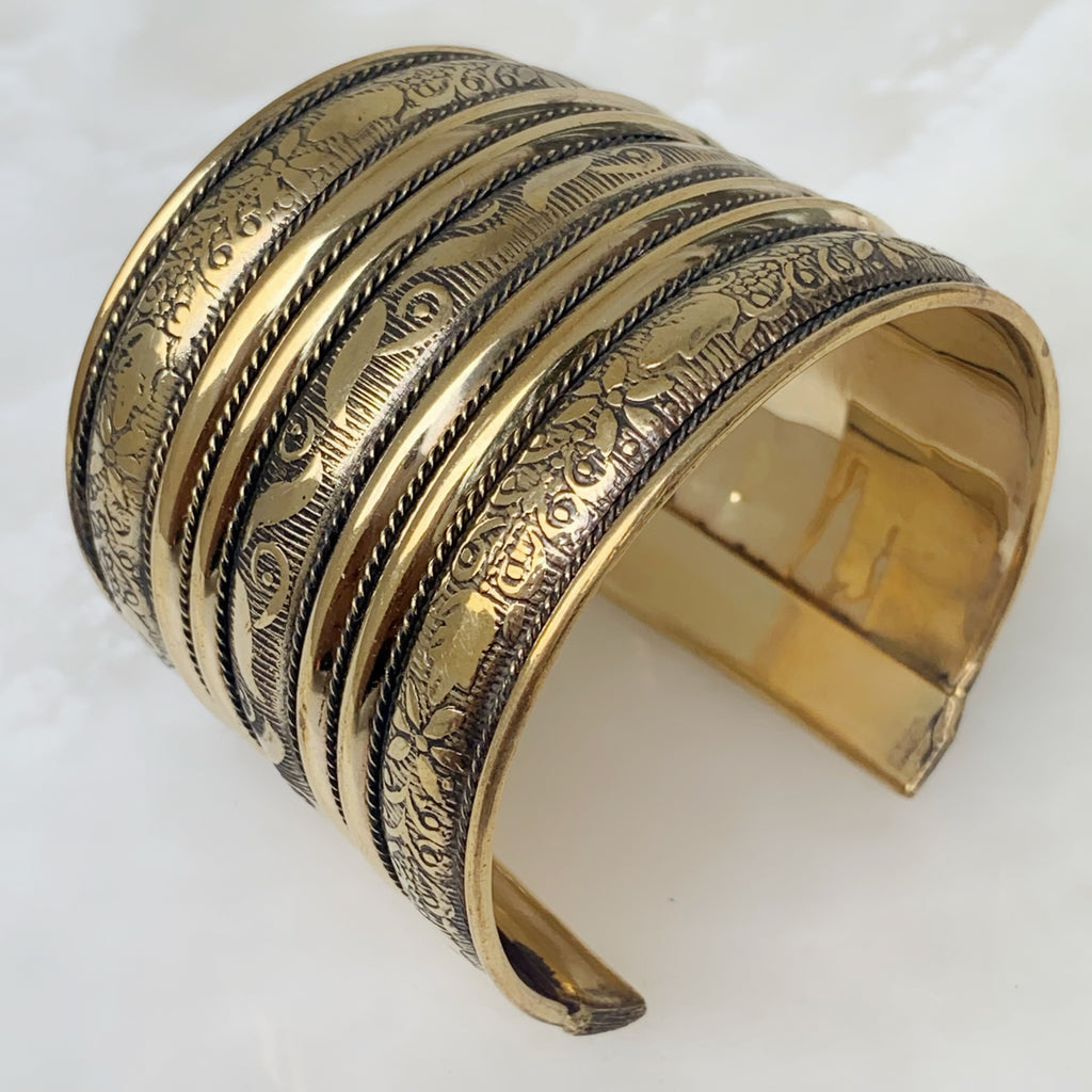 Hermoso Brazalete de Nepal en Brass 05-BNB-L6A00