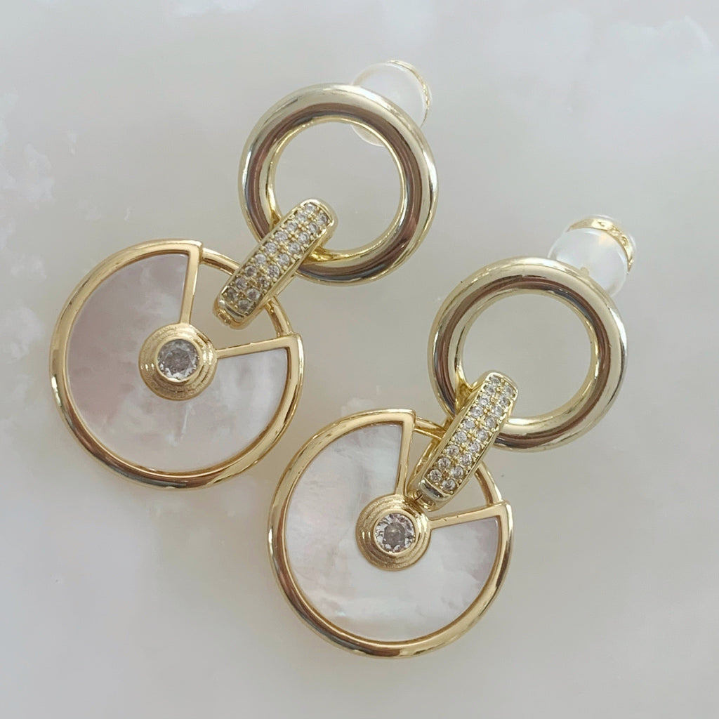 Elegantes Aretes Circulares Colgantes en Madre Perla y Plata Dorada con Circonias Modelo 66-AR-L25