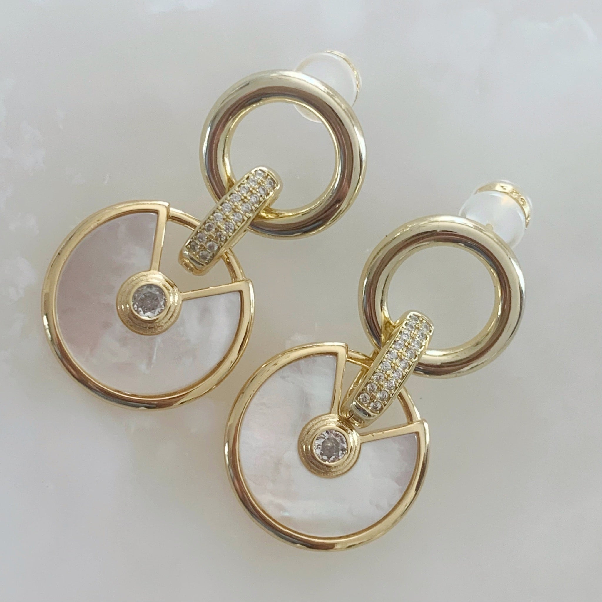 Elegantes Aretes Circulares Colgantes en Madre Perla y Plata Dorada con Circonias Modelo 66-AR-L25