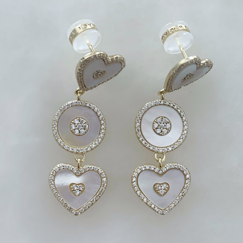 Bellos Aretes colgantes de corazón en Madre Perla y Plata Dorada Modelo 75-AR-L36