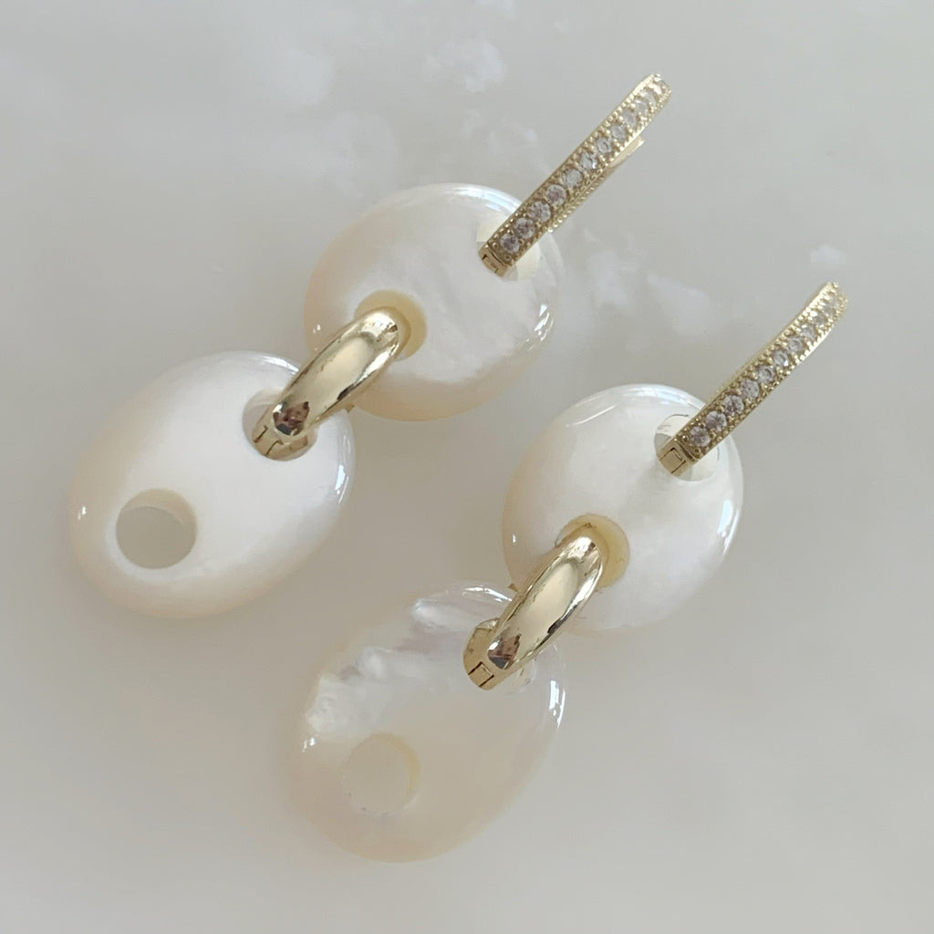 Elegantes Aretes Colgantes en Madre Perla y Plata Dorada con Circonias Modelo 64-AR-L37A25