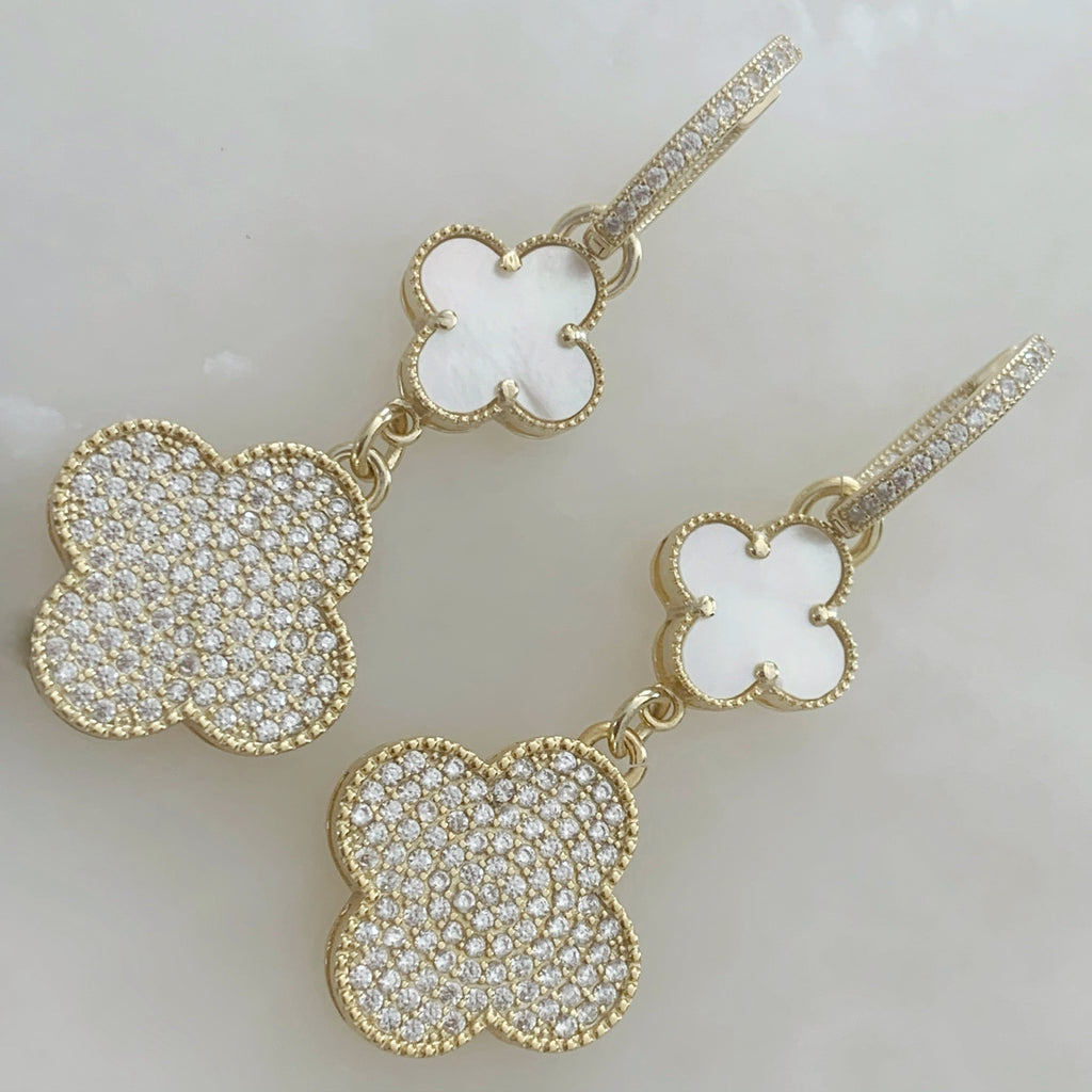 Elegantes Aretes Trébol de cuatro hojas en Madre Perla y Plata Dorada con Pave de Circonias Modelo 73-AR-L57A25