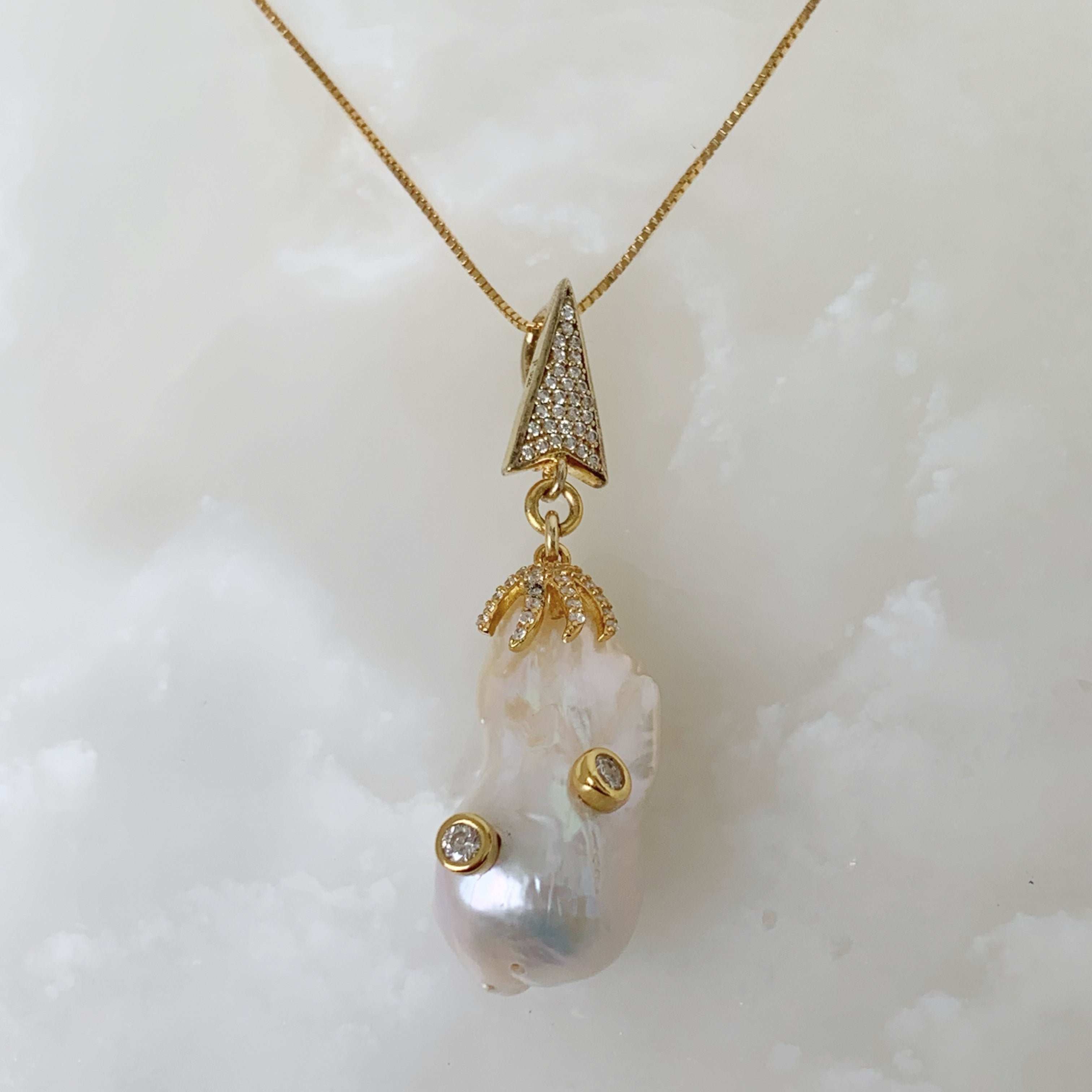 Exclusiva Cadena con Dije y Aretes en Perla Barroca y Plata Dorada 66-CD-AR-L53-L27A5