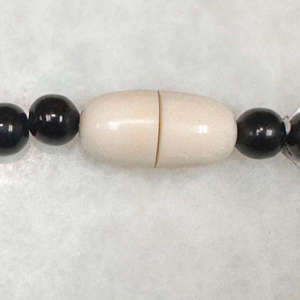 Pebbles Necklace Dark Noir/Off White con Brazalete incluido 39-CLN-L15A00
