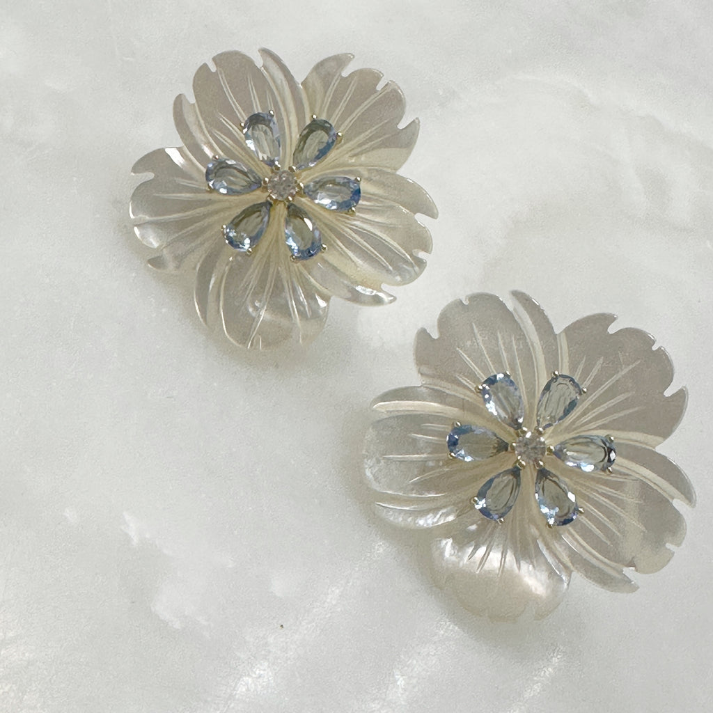 Aretes de Flor de Madre Perla y Plata Dorada 114-AR-L26A50