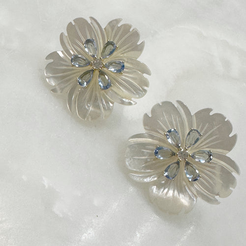 Aretes de Flor de Madre Perla y Plata Dorada 114-AR-L26A50