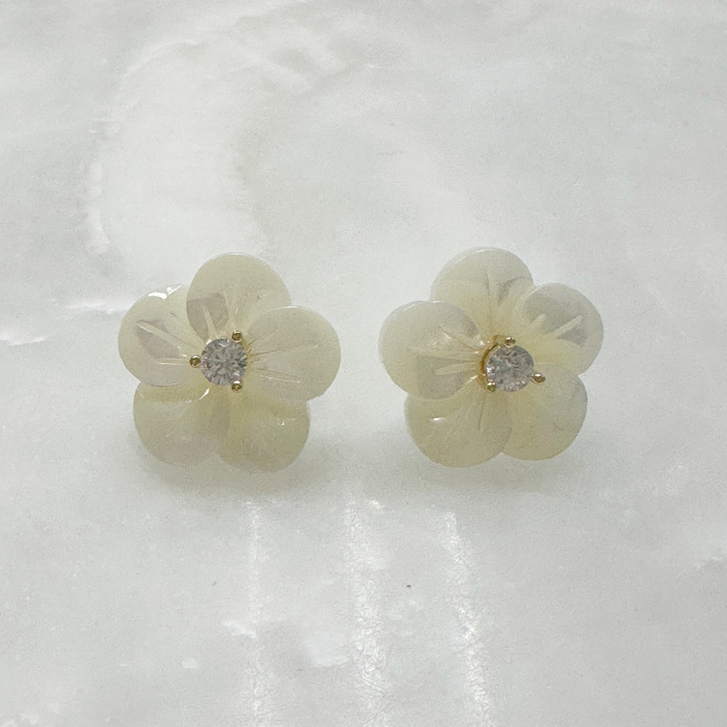 Aretes de Flor de Madre Perla y Plata Dorada 109-AR-L13A00