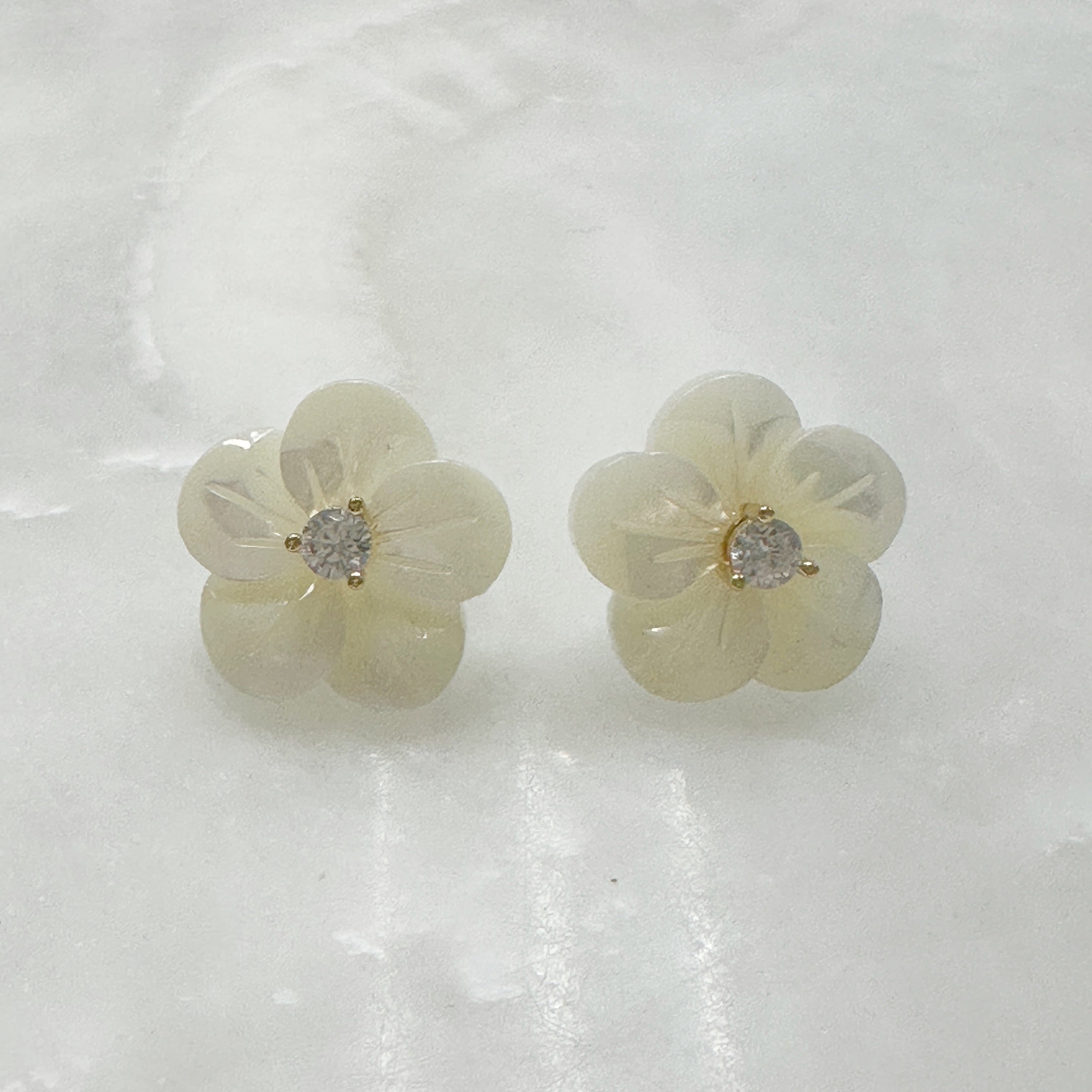 Aretes de Flor de Madre Perla y Plata Dorada 109-AR-L13A00