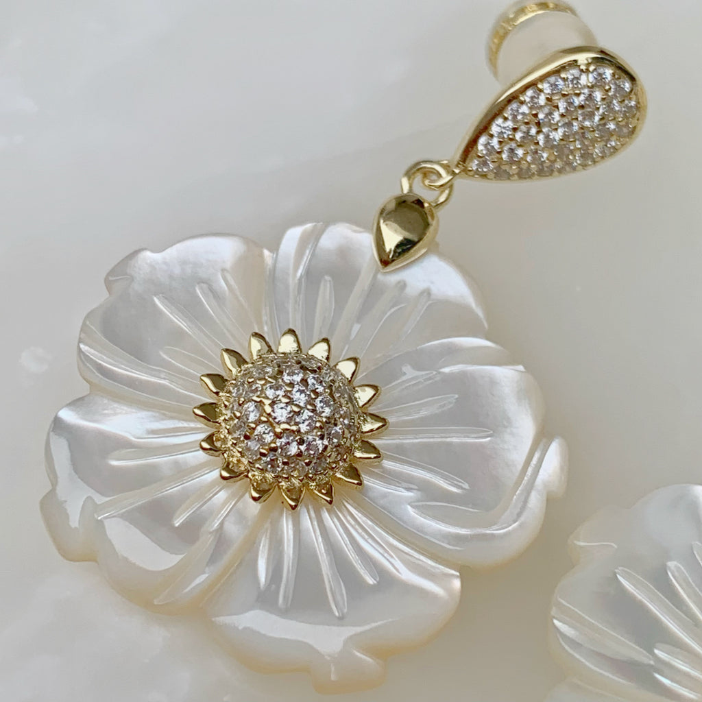 Aretes de Flor en Madre Perla y Plata Dorada Modelo 83-AR-L38A00