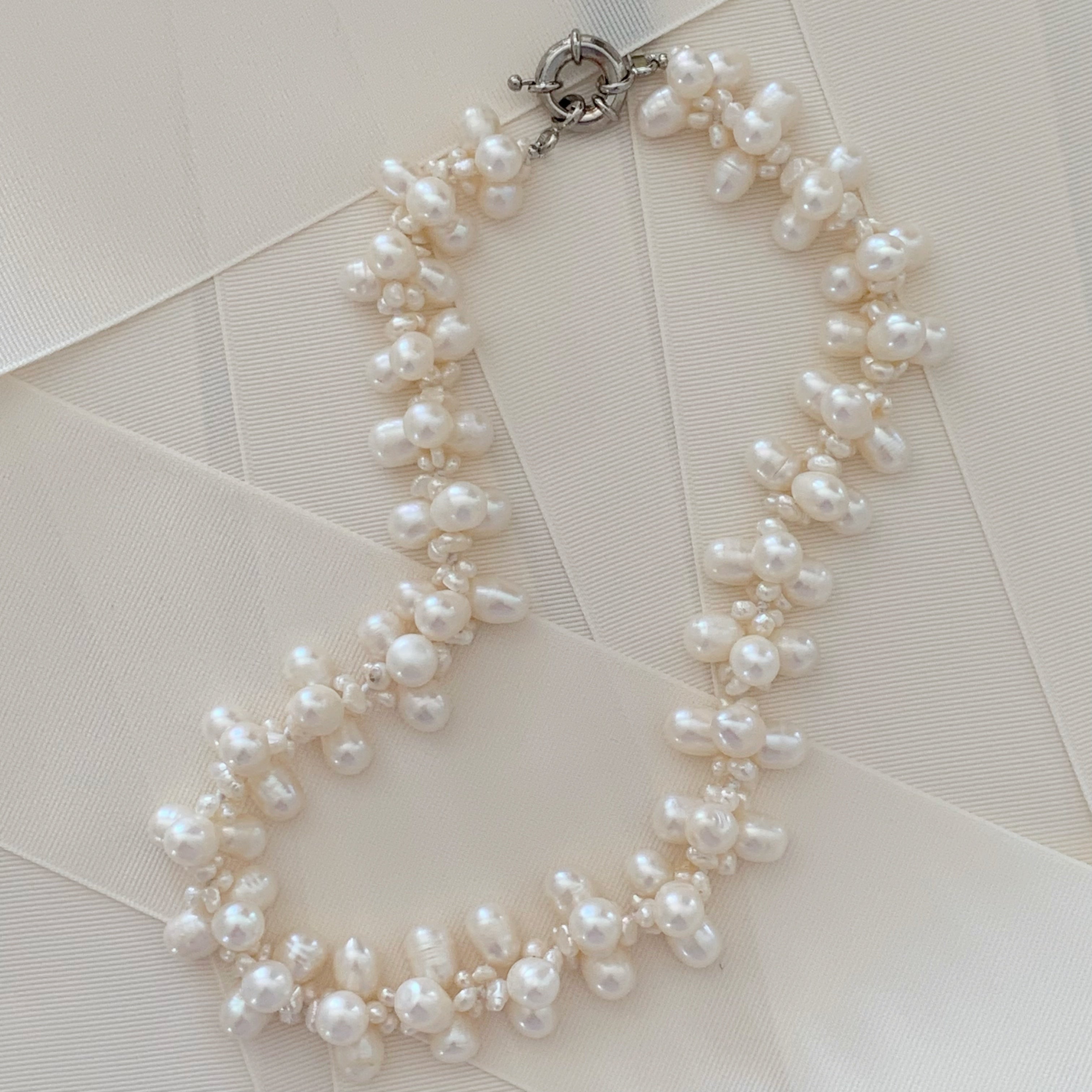 Magnifico Collar Fresh Water Pearls Blanco Con Broche De Rodio modelo 36-CLL-L13